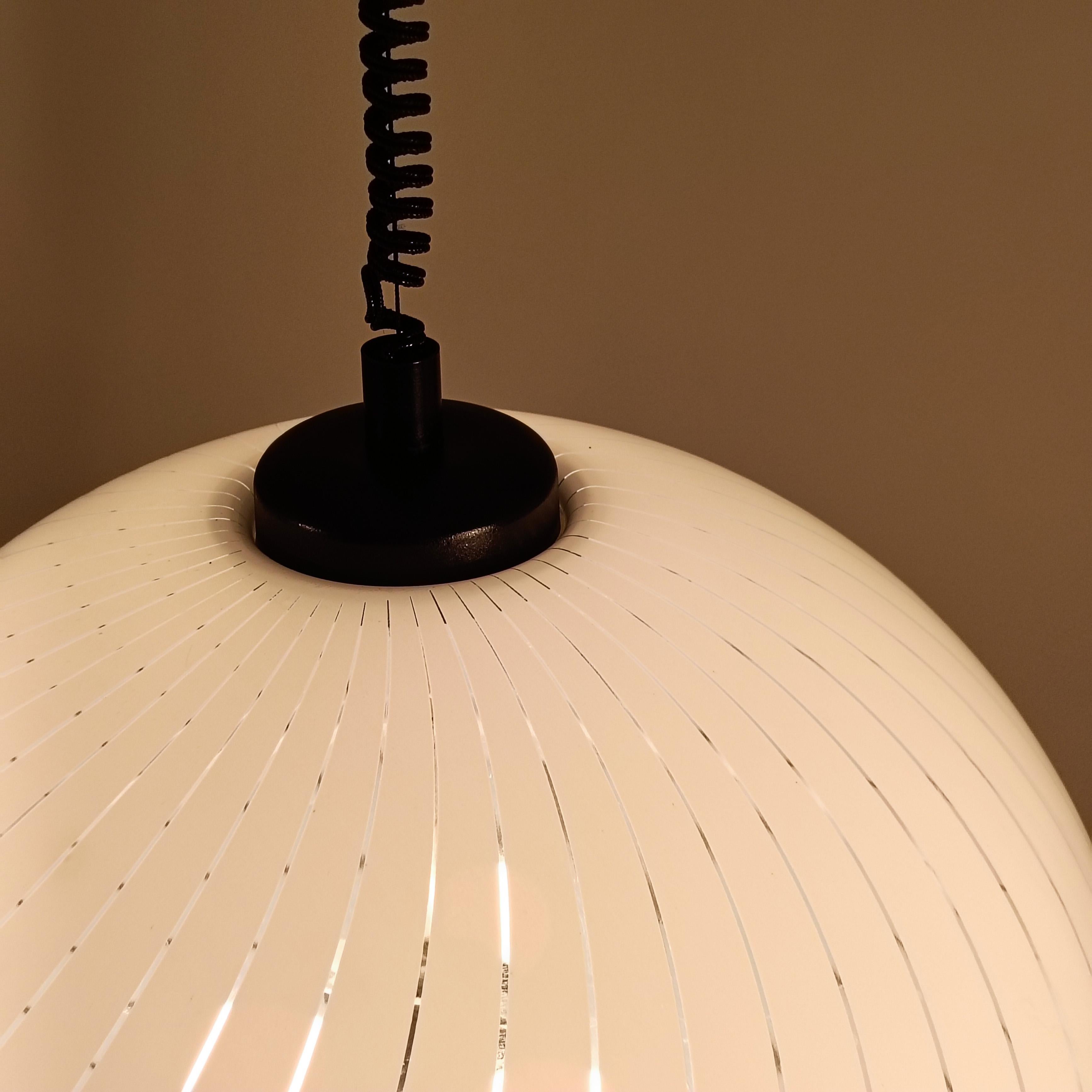 Plastica Lampada a sospensione a globo gigante postmoderna in stile Harvey Guzzini, Italia, anni '80 in vendita