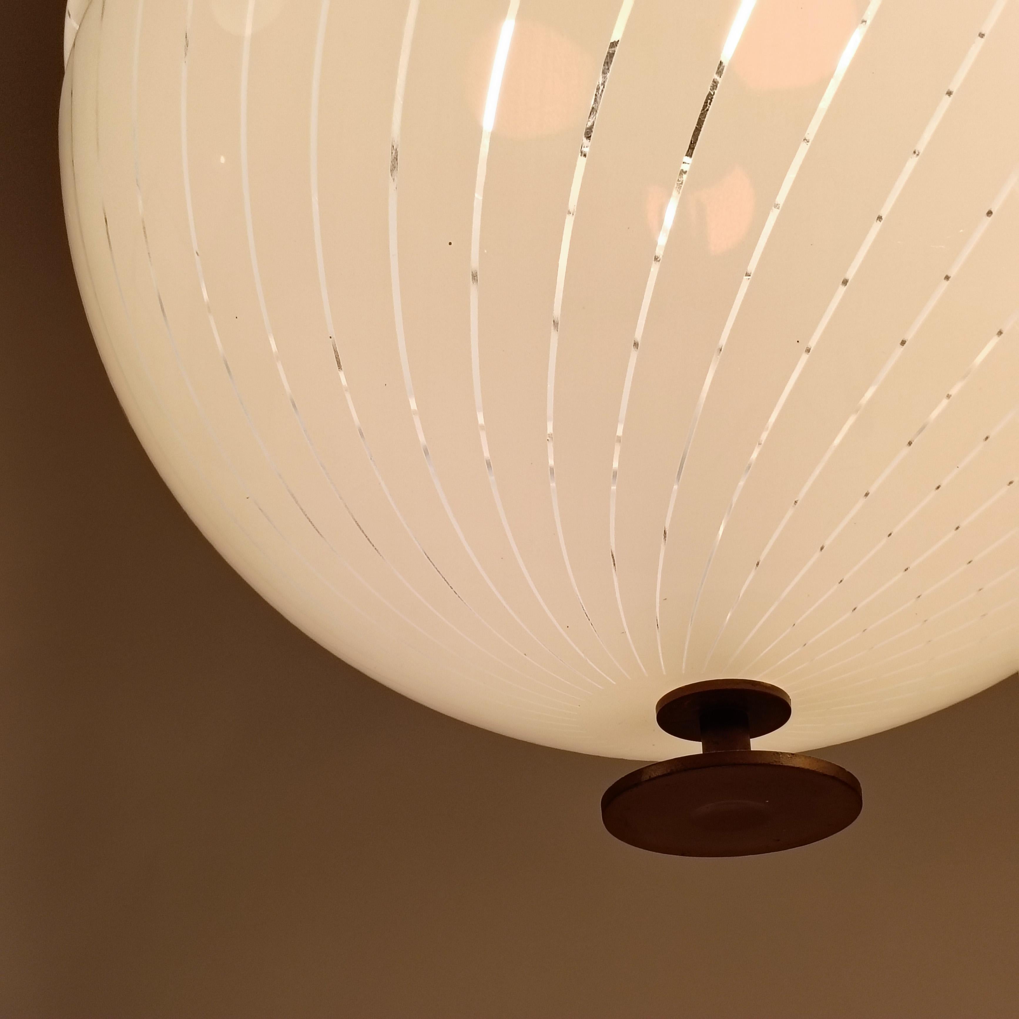 Lampada a sospensione a globo gigante postmoderna in stile Harvey Guzzini, Italia, anni '80 in vendita 1