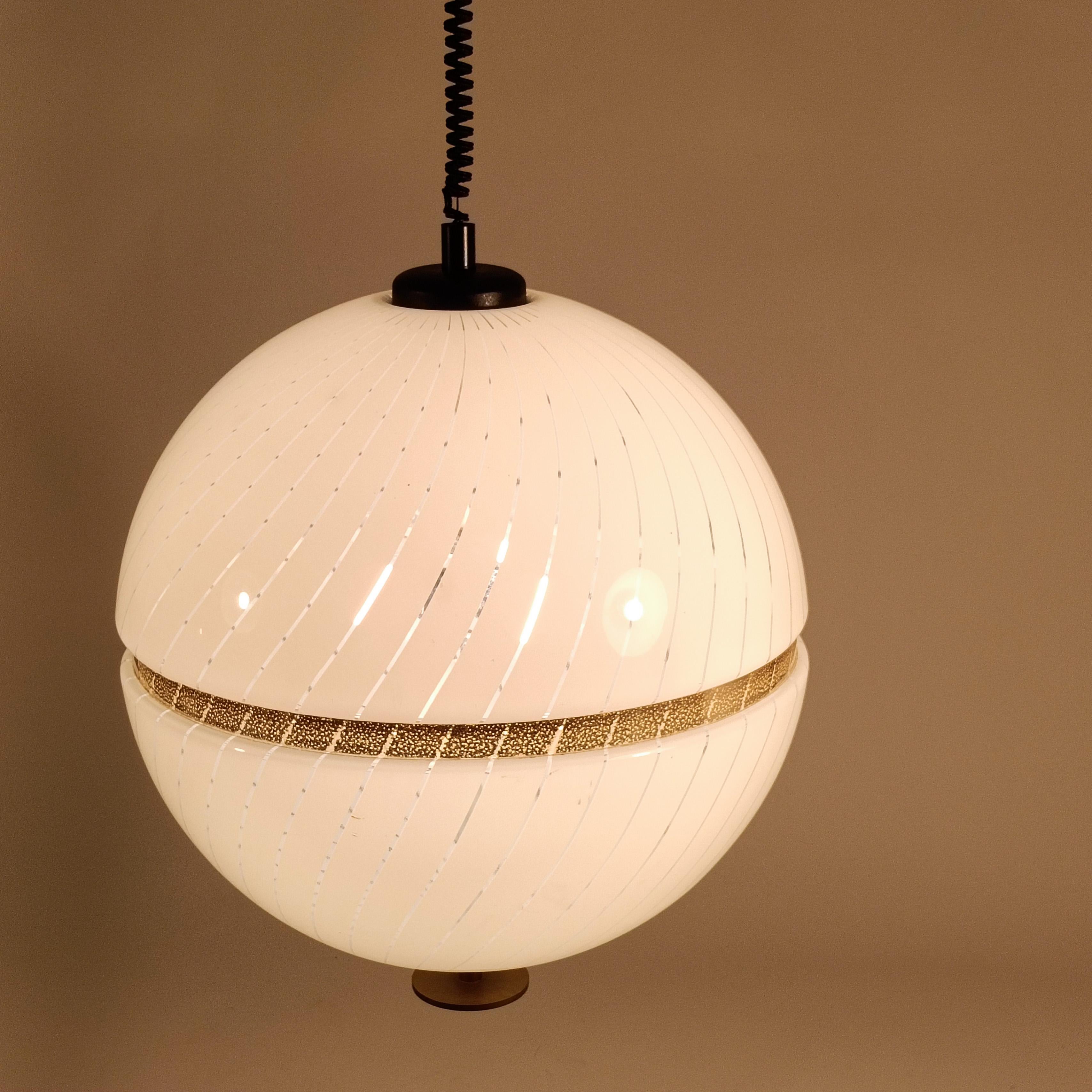 Lampada a sospensione a globo gigante postmoderna in stile Harvey Guzzini, Italia, anni '80 in vendita 2