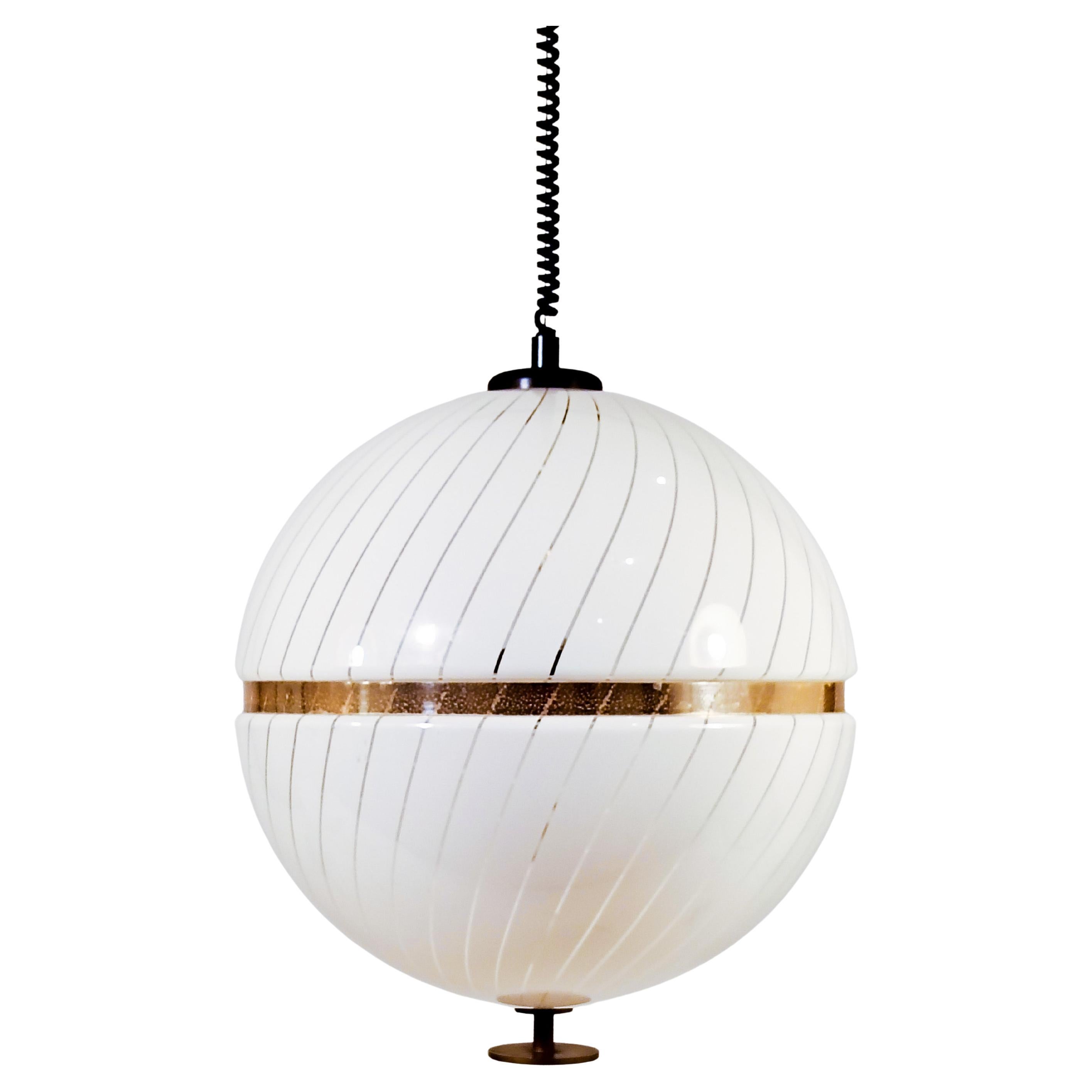 Lampada a sospensione a globo gigante postmoderna in stile Harvey Guzzini, Italia, anni '80 in vendita
