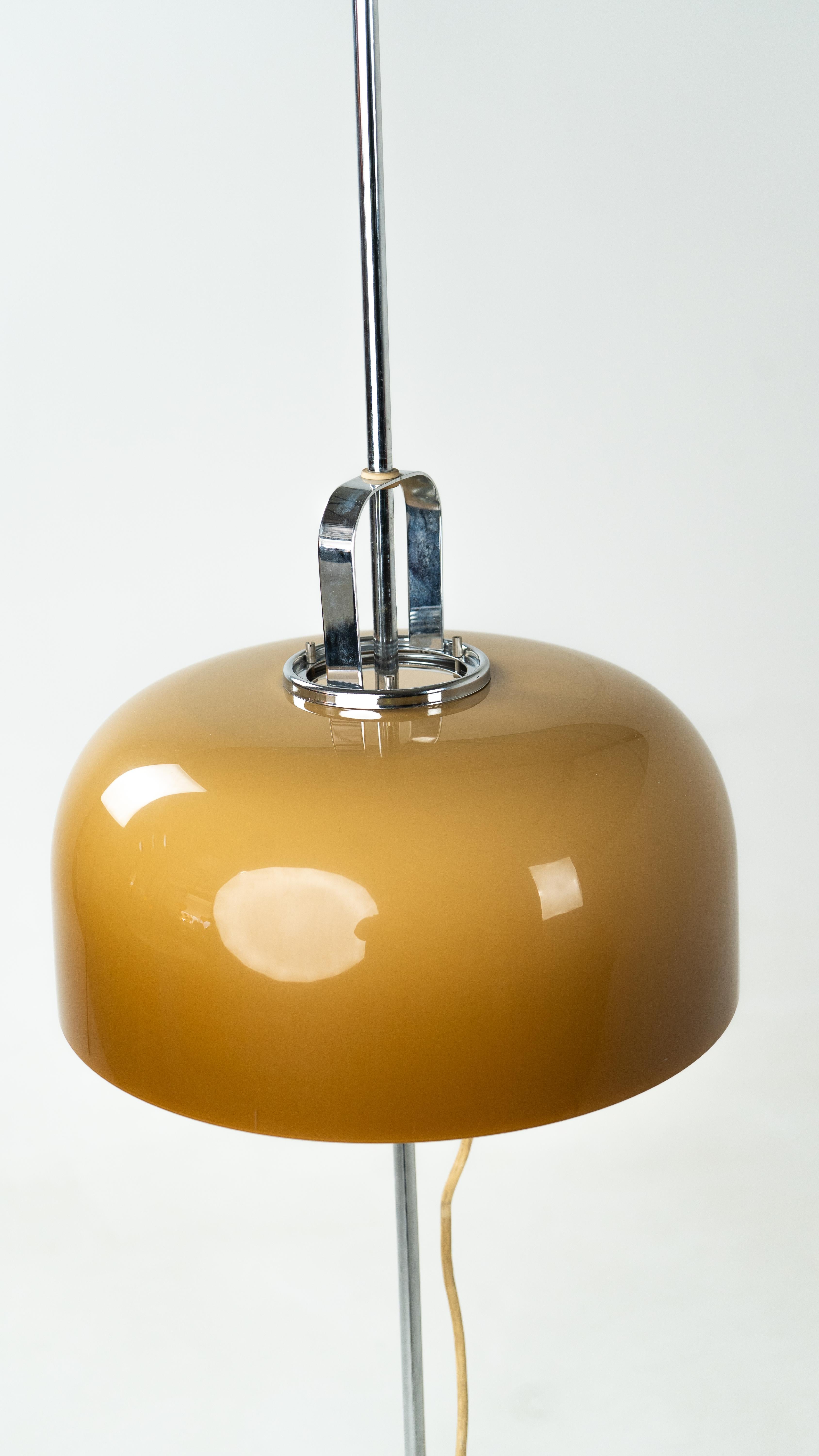 Harvey Guzzini Lámpara de pie Vintage Marrón Meblo Era espacial en venta