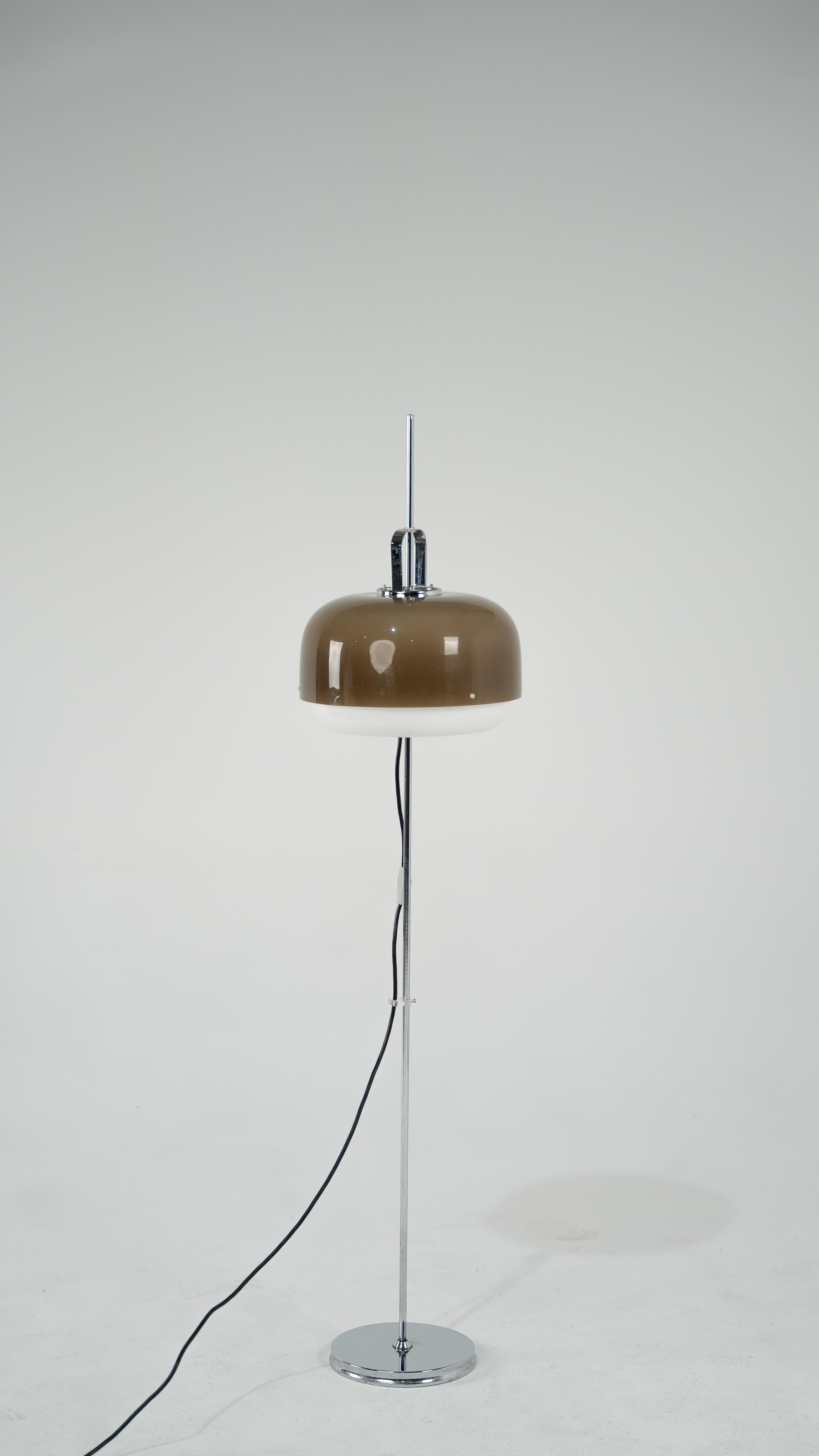 Space Age Harvey Guzzini Lampada da terra vintage marrone Meblo in vendita