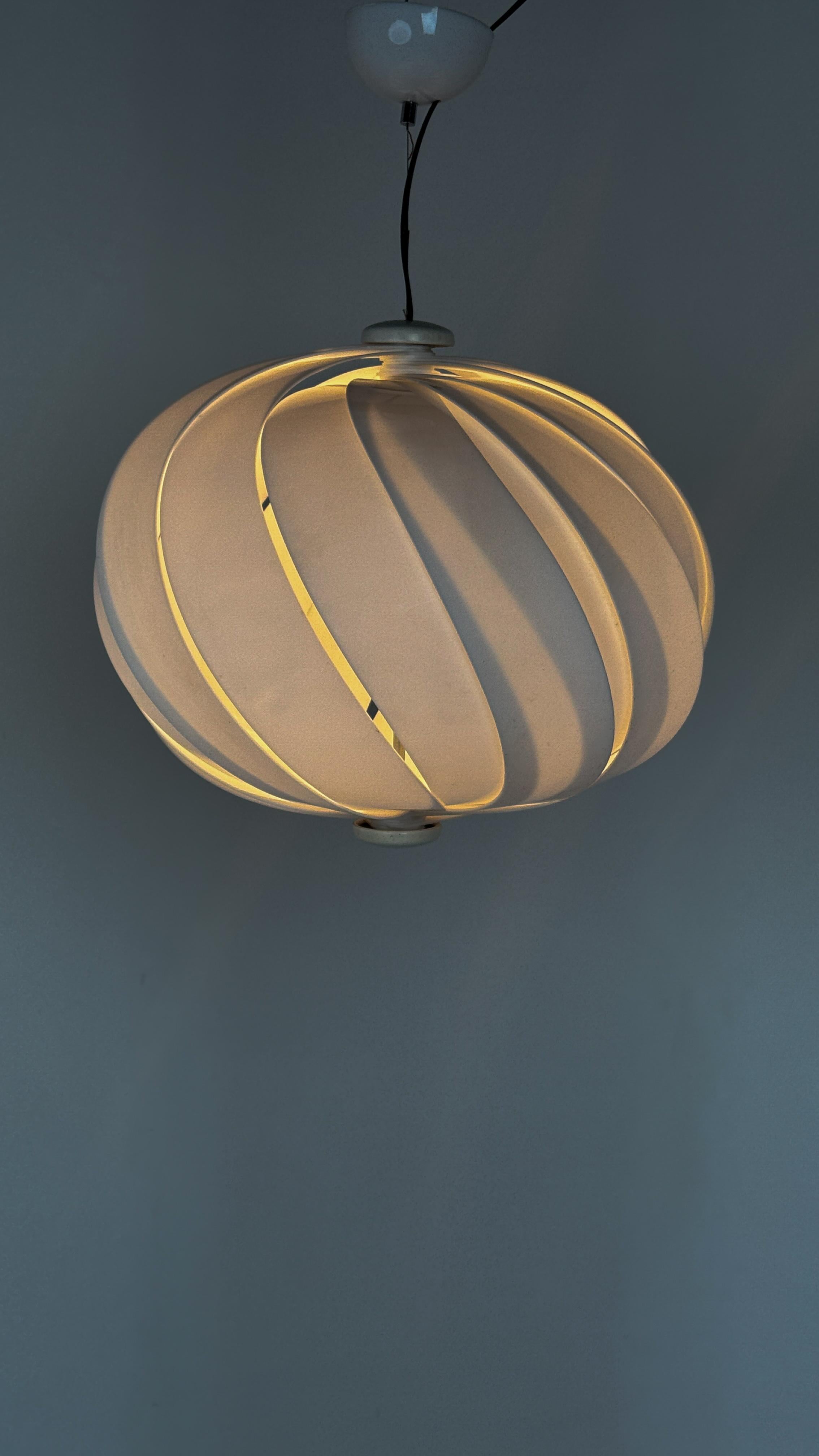 Lampada a sospensione di Emanuele Ponzio per Meblo
Eleganza scultorea degli anni '70. Questo modello distintivo, disegnato da Emanuele Ponzio per Meblo, ha abbellito le case di tutta Europa con la sua estetica futuristica ma calda. Le linee