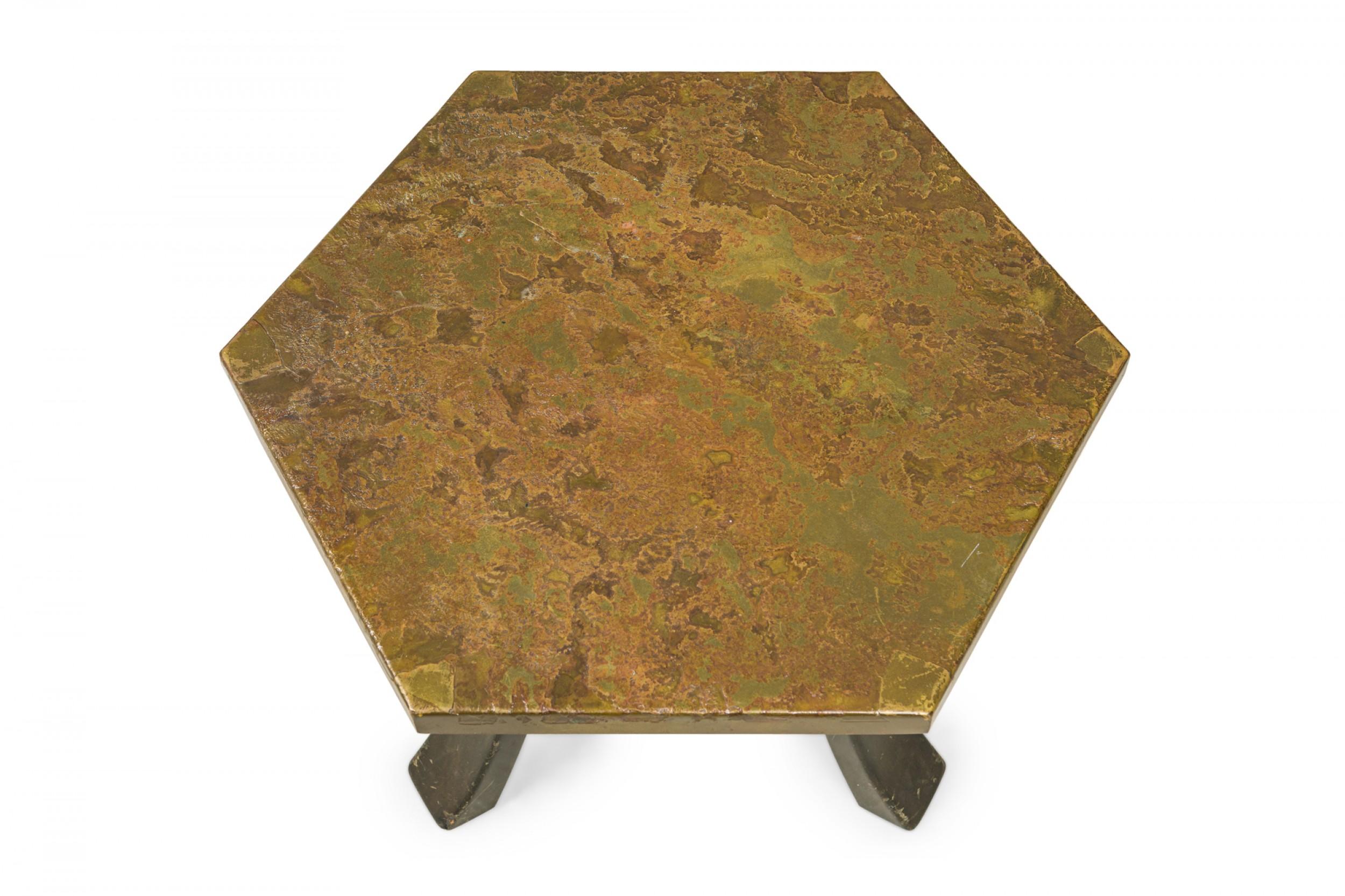 Sechseckige Harvey Probber-Beistelltische aus säuregeätzter Bronze im Angebot 4