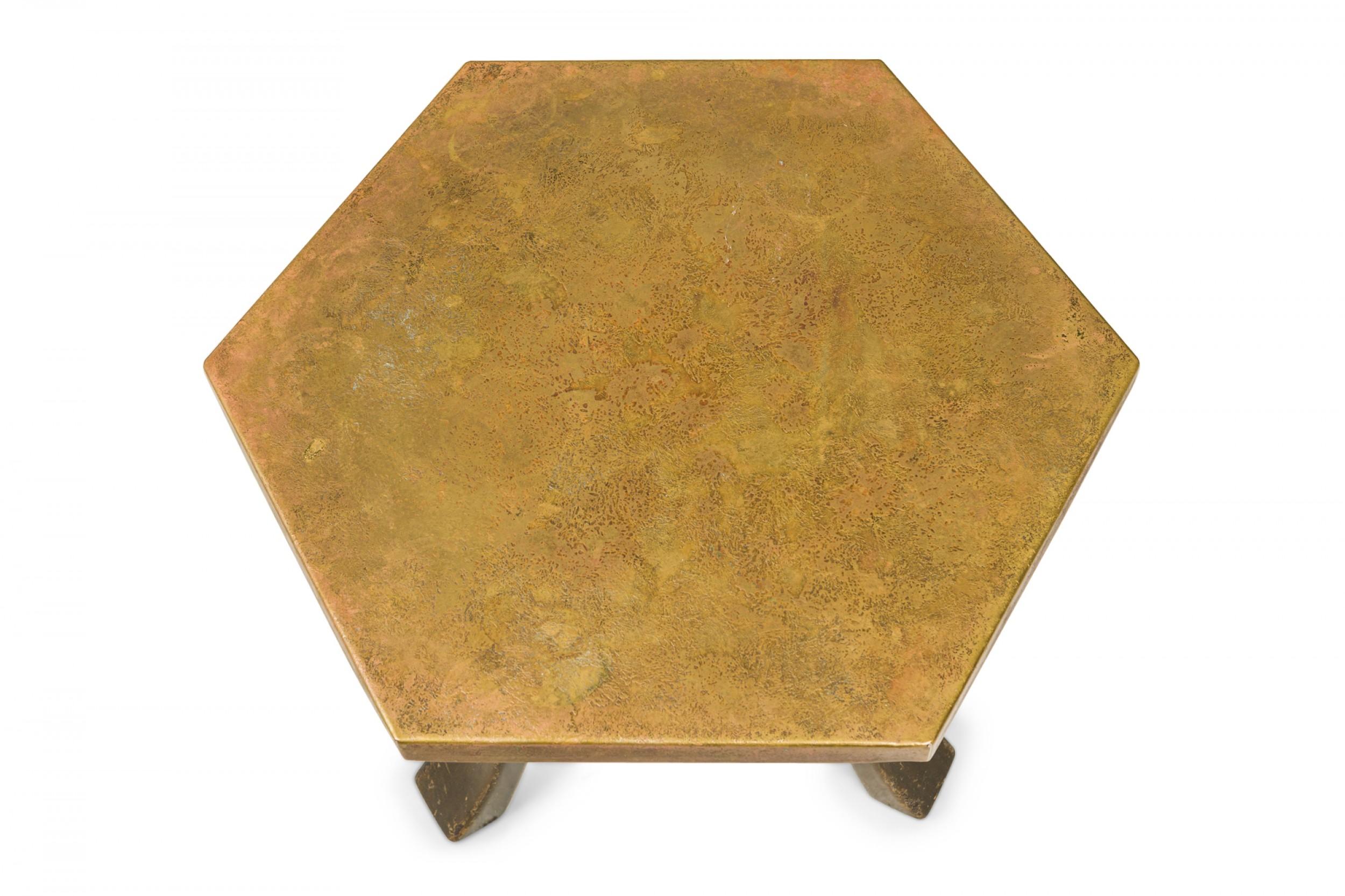 Sechseckige Harvey Probber-Beistelltische aus säuregeätzter Bronze im Angebot 5