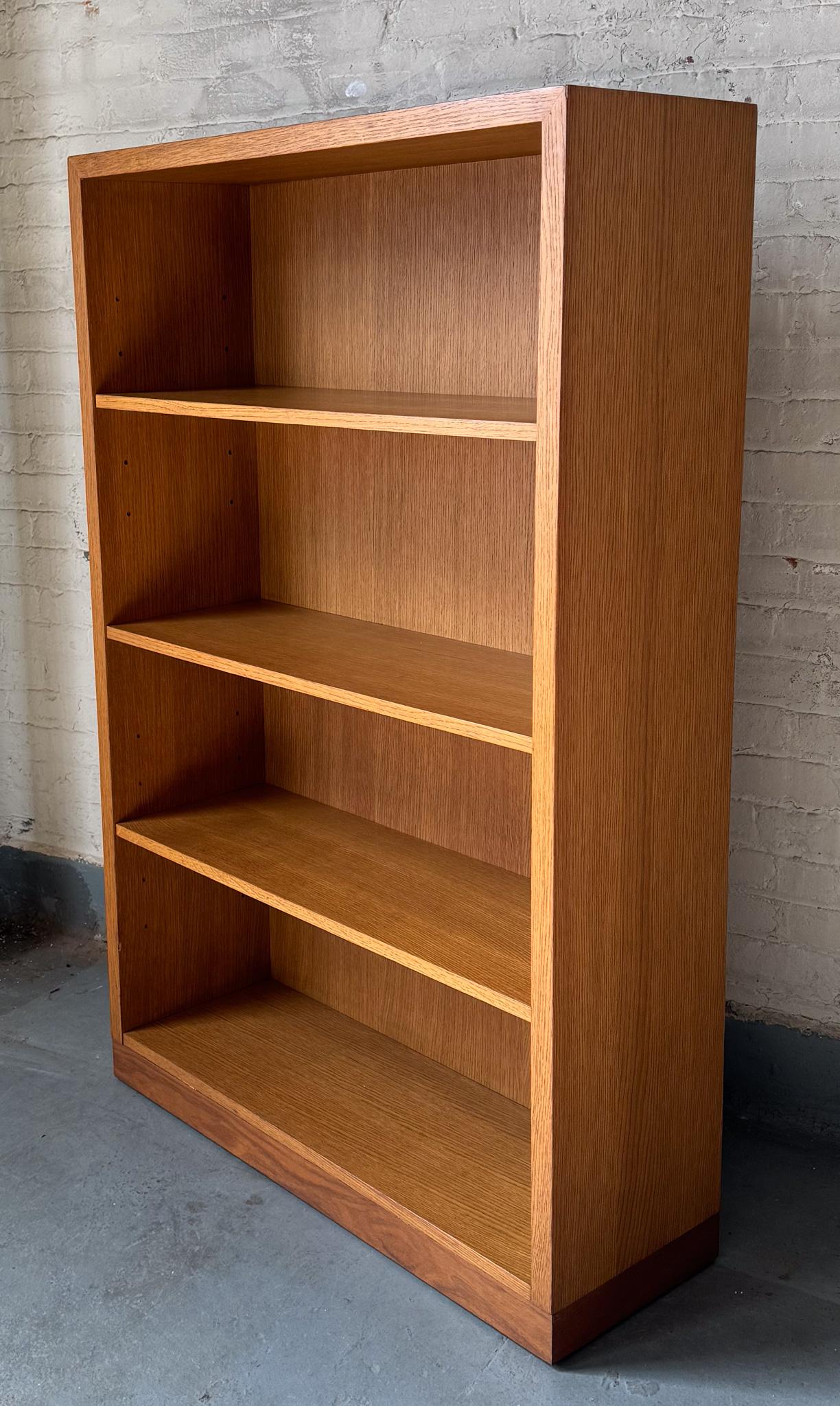 La libreria Advent serie 1 è stata originariamente progettata per Ford Motor Company prima di essere messa in produzione per diversi anni all'inizio degli anni '70. È costruito solidamente in Oak con una base a zoccolo in noce. È dotato di tre