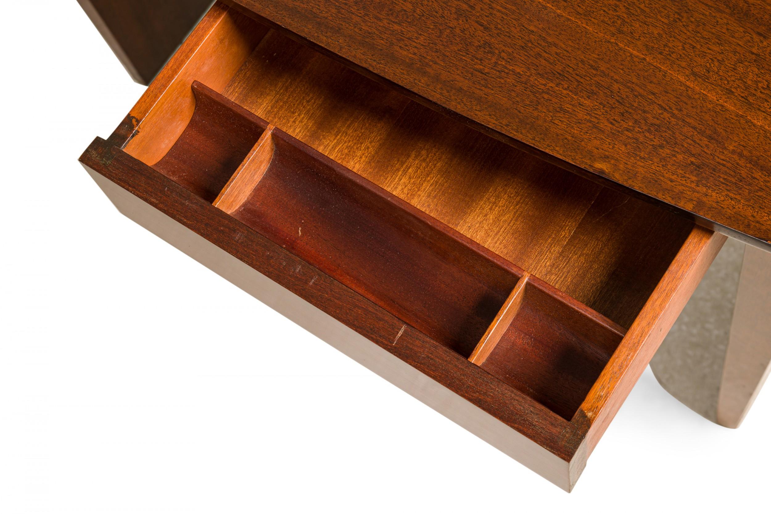 Harvey Probber Amerikanischer Mid-Century ''Boat Top'' Schreibtisch aus poliertem Nussbaum (Holz) im Angebot