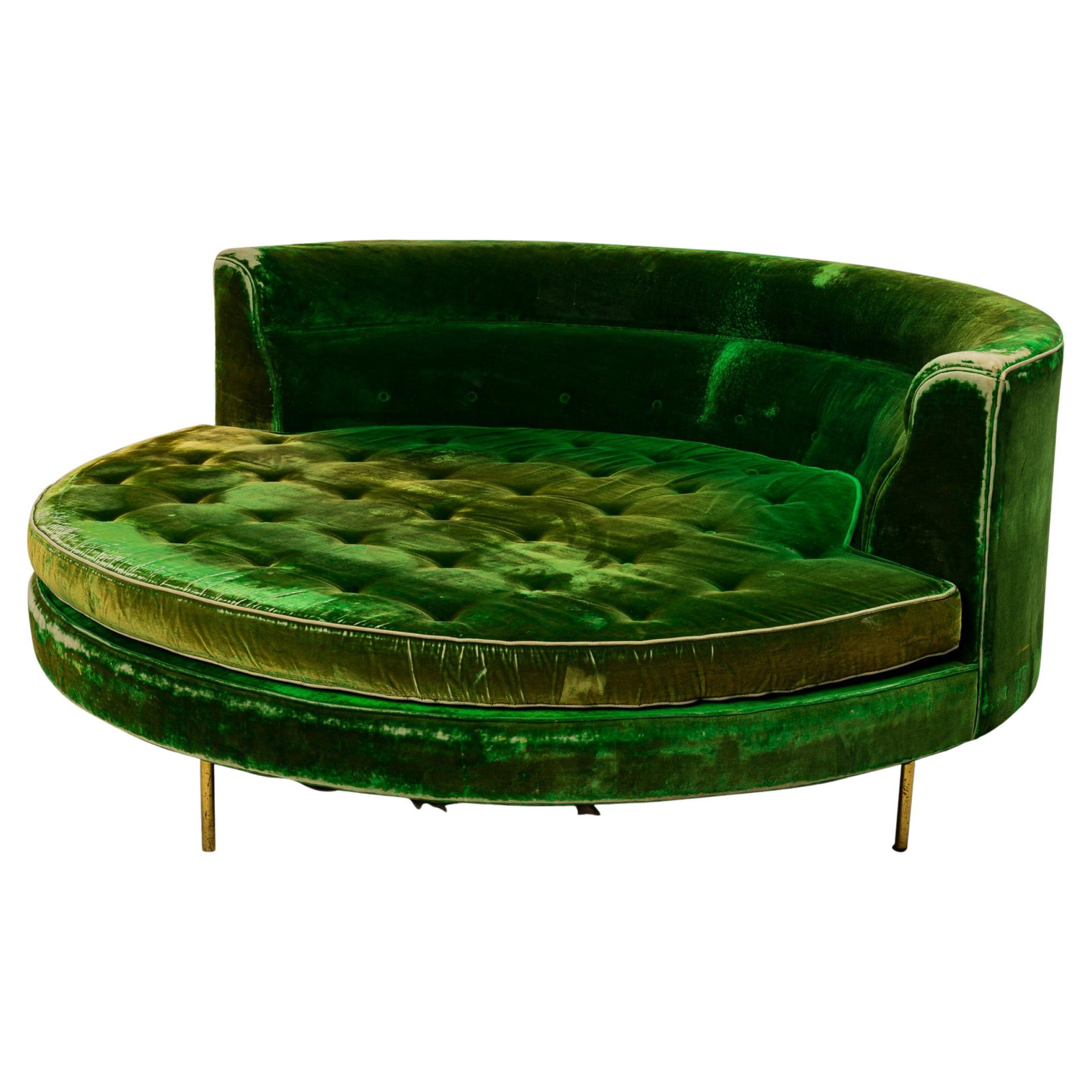 Harvey Probber Amerikanisches rundes Sofa aus grünem Samt aus der Mitte des Jahrhunderts