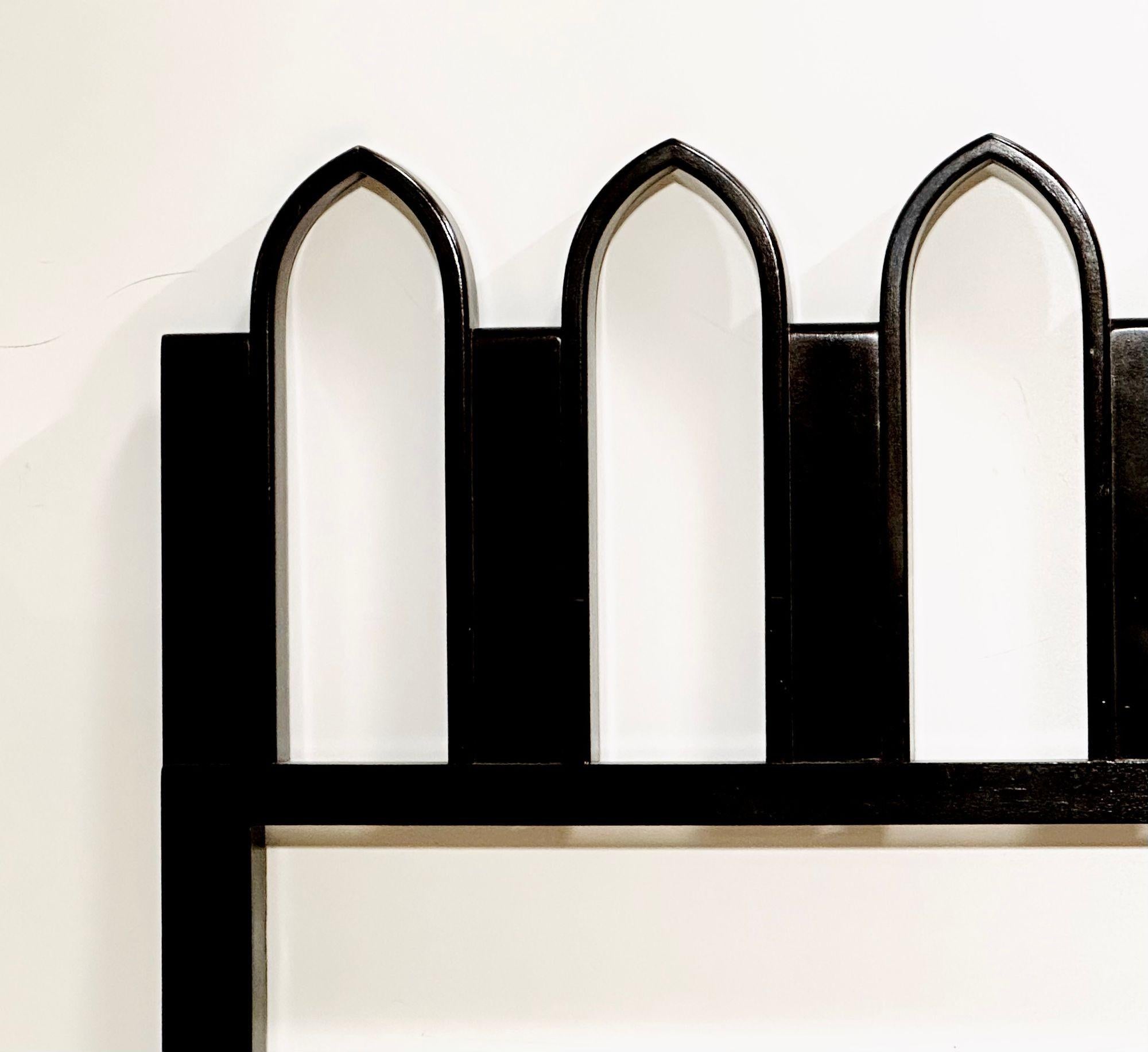 Mid-Century moderno Harvey Probber “Arch” King Size Walnut Headboard, 1950 in vendita