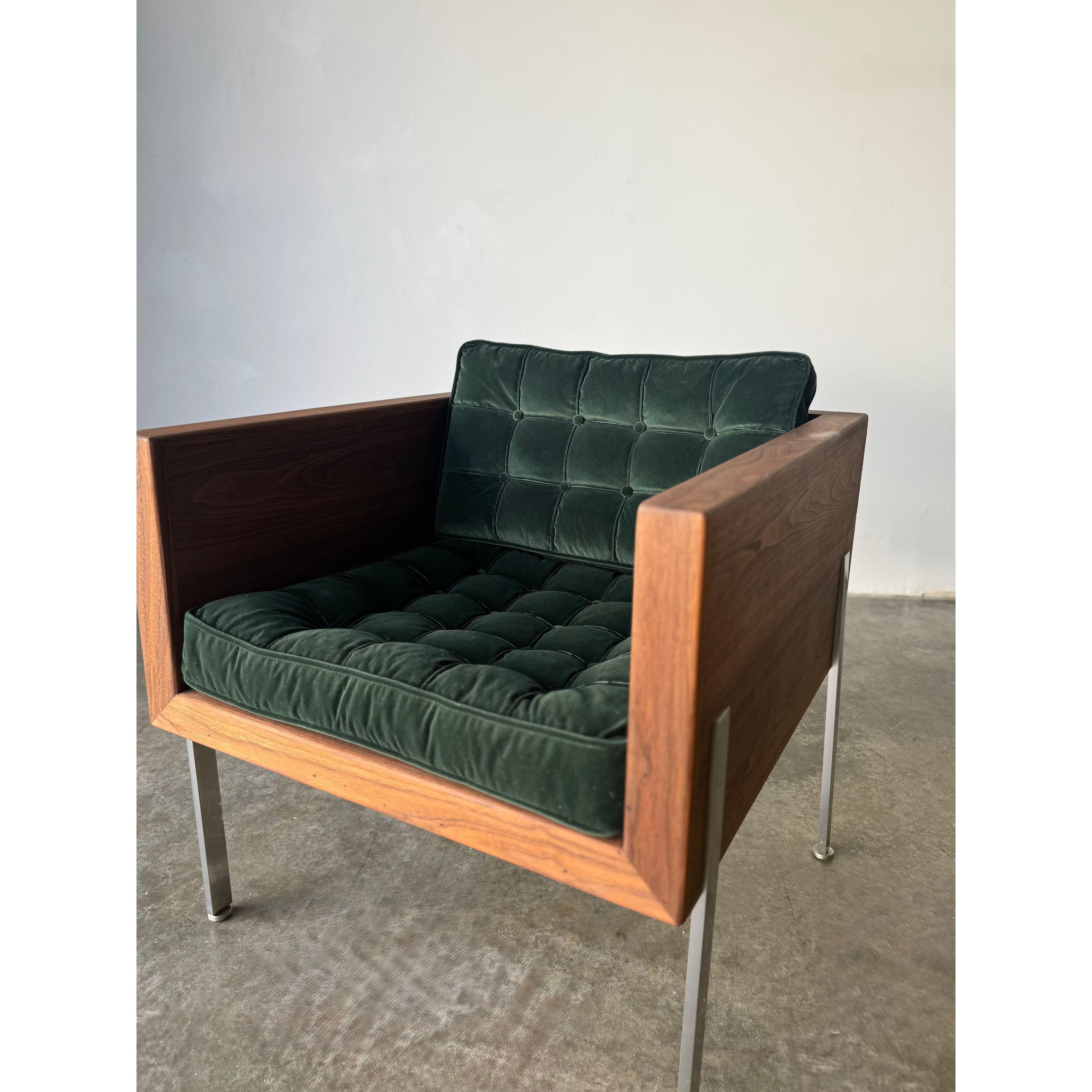 Harvey Probber Architectural Series Cube Club Chairs Model 248. Circa 1960

green velvet + walnut + chrome.

Freshly restored and oiled walnut frames. Reupholstered in Maharam green velvet.

30h x 26d x 26.5w seat 19.75h

Dimensions 26 x 26 x 29
