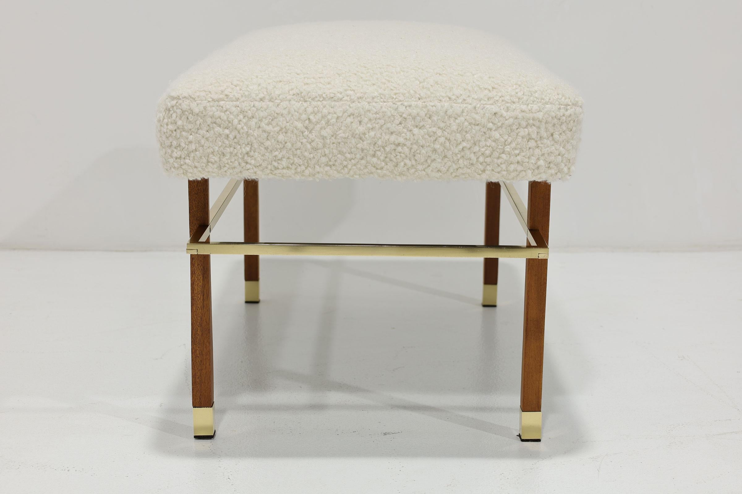 Laiton Banc Harvey Probber en tissu Holly Hunt avec garniture en laiton en vente