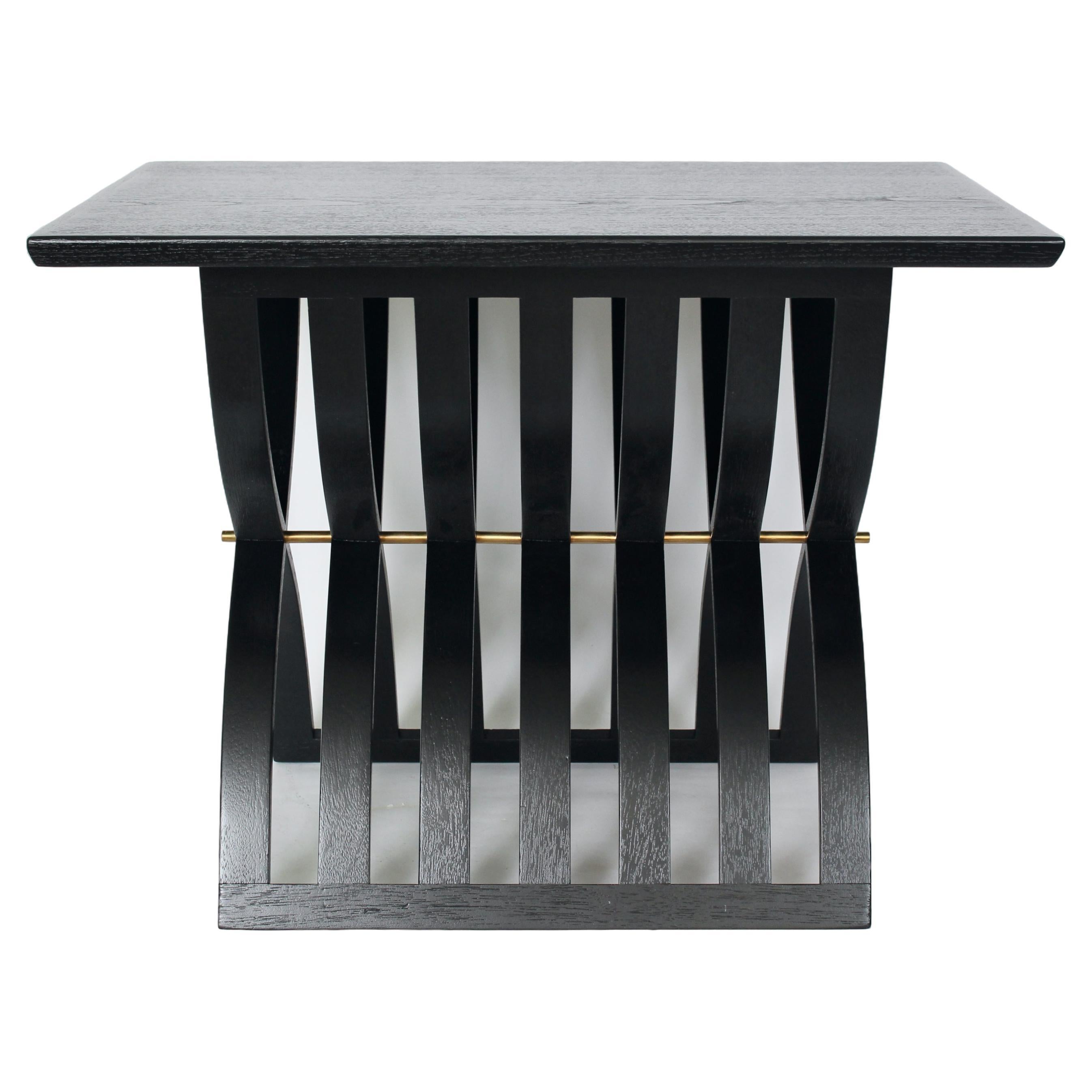 Sculpturale table d'appoint Harvey Probber modèle 1216 rectangulaire émaillé noir.  Surface rectangulaire biseautée en teck émaillé noir, base en x à lattes incurvées en acajou plié à la vapeur et support central en laiton massif. Classique.