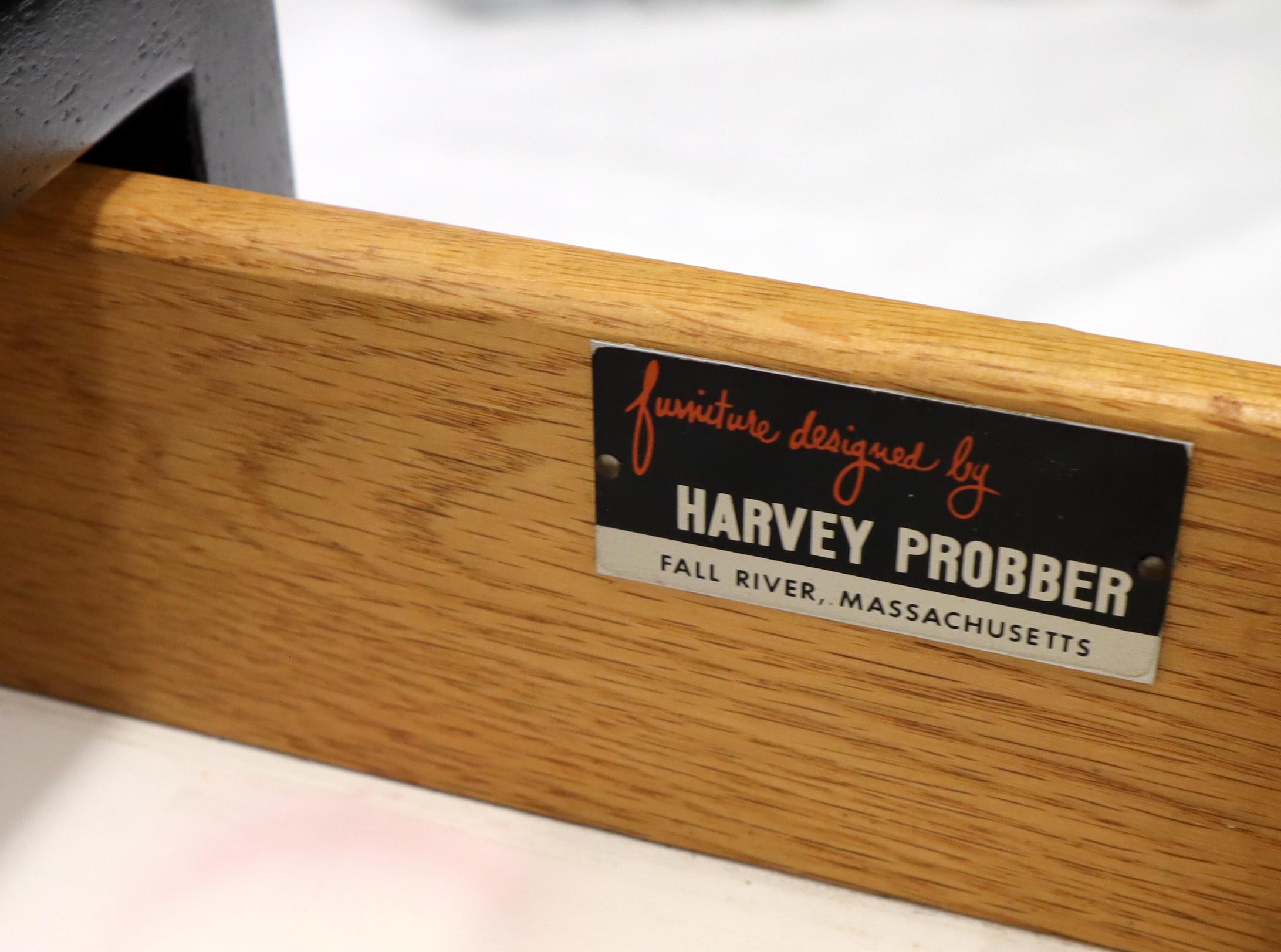 Harvey Probber Kommode aus Mahagoni mit 4 Schubladen, schwarzer Lack, Messingbeschläge und Beinen (Lackiert) im Angebot