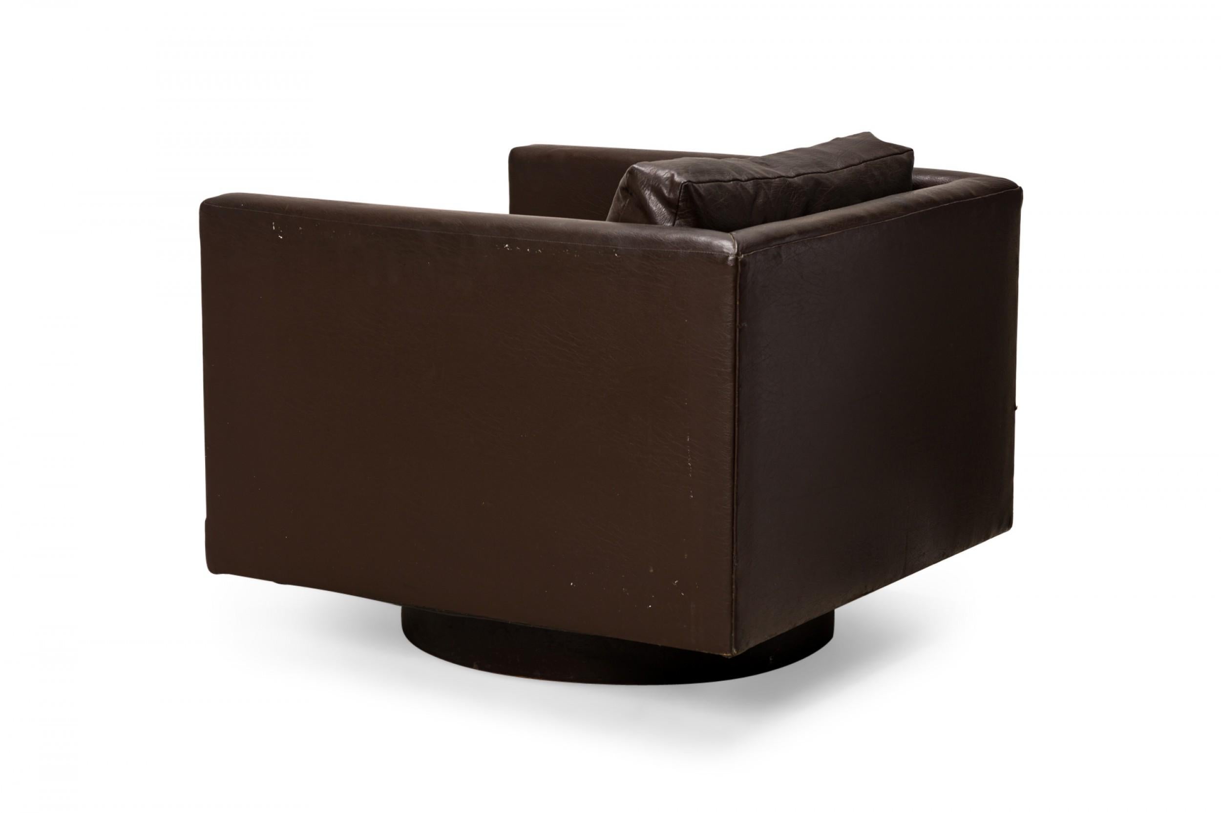 Américain Harvey Probber - Fauteuil cube pivotant tapissé en vinyle brun en vente