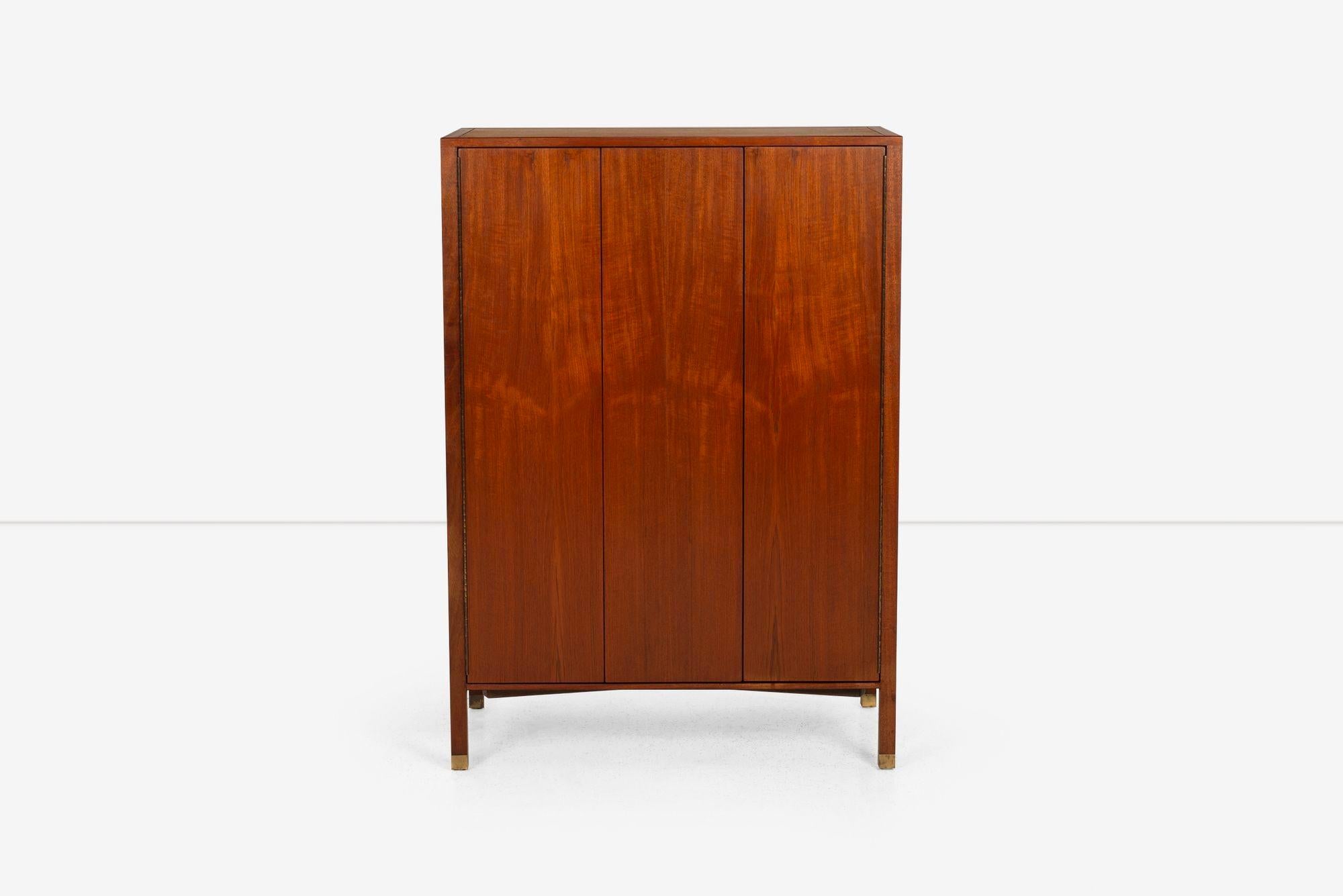 Harvey Probber Chest of Drawers / Tall Dresser 1965
Add a touch of elegance and functionality to your space with this exquisite Harvey Probber chest of drawers, showcasing a masterful blend of design and craftsmanship.
Features:
- Eight Pull-Out
