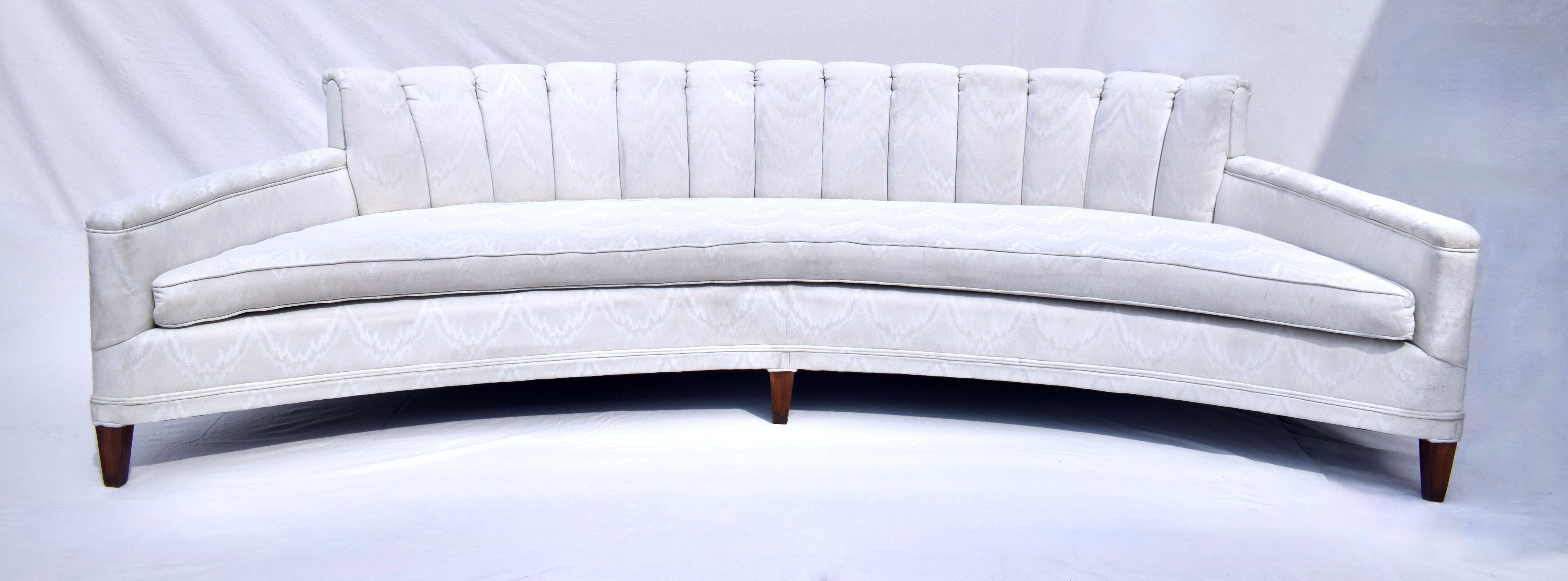 Gebogenes Sofa von Harvey Probber aus den 1960er Jahren mit auffälliger, speziell angefertigter Rückenlehne und Beinen aus Walnussholz, die Ende der 1990er Jahre neu gepolstert wurden. Diese zeitlos schicke Schönheit eignet sich für eine Vielzahl