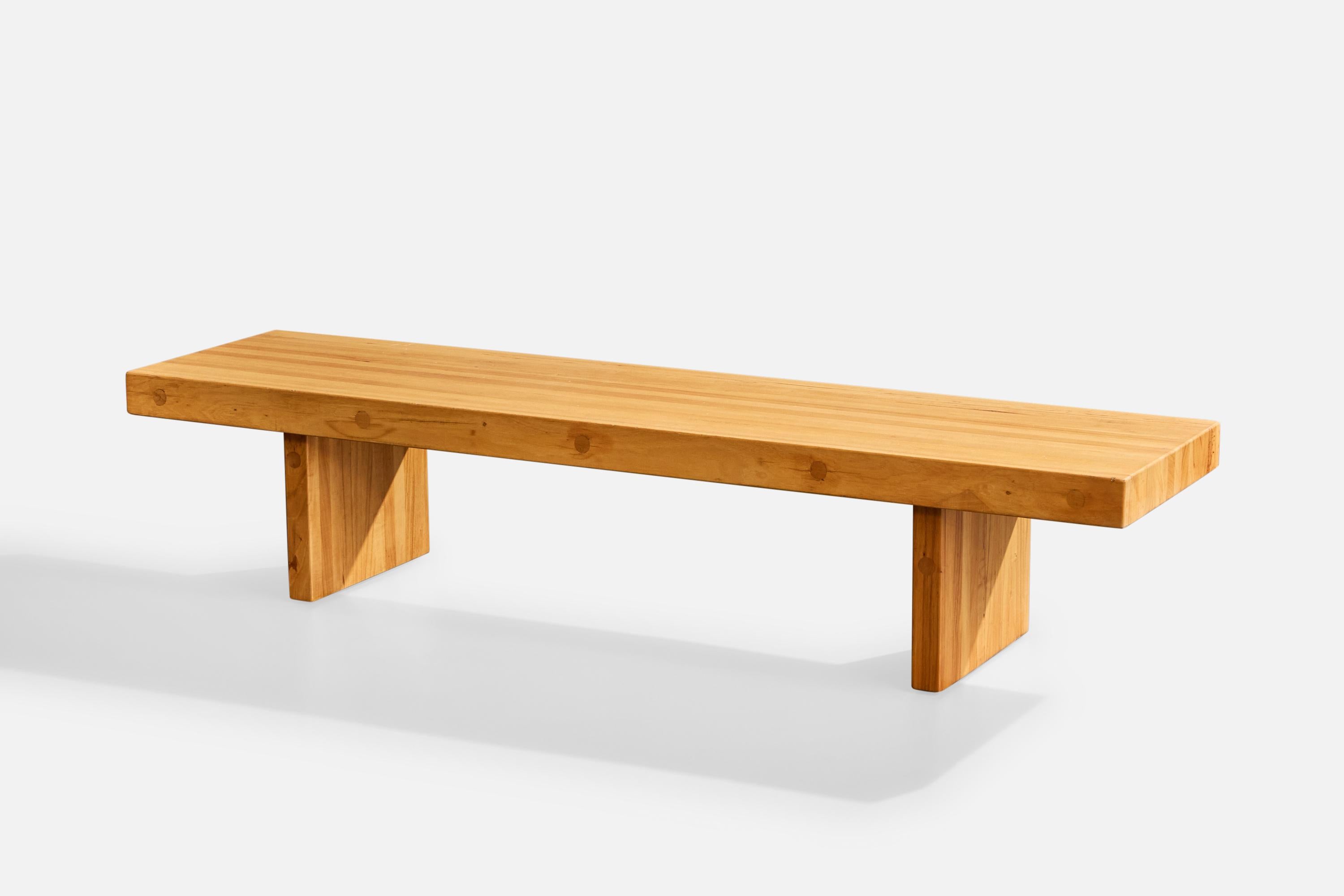 Banco personalizado de aliso y nogal americano diseñado y fabricado por Harvey Probber para su propia residencia en Eastcliff, Rye, Nueva York, EE.UU., c. 1962.

La tapa de madera presenta ligeras zonas de desgaste propias de la edad y el uso.

Una