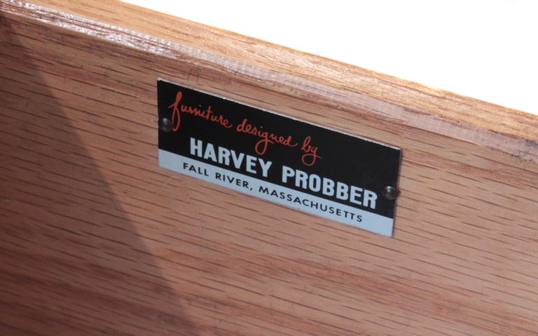 Harvey Probber-Schreibtisch aus Mahagoni, 1950er Jahre, signiert im Zustand „Hervorragend“ im Angebot in New York, NY