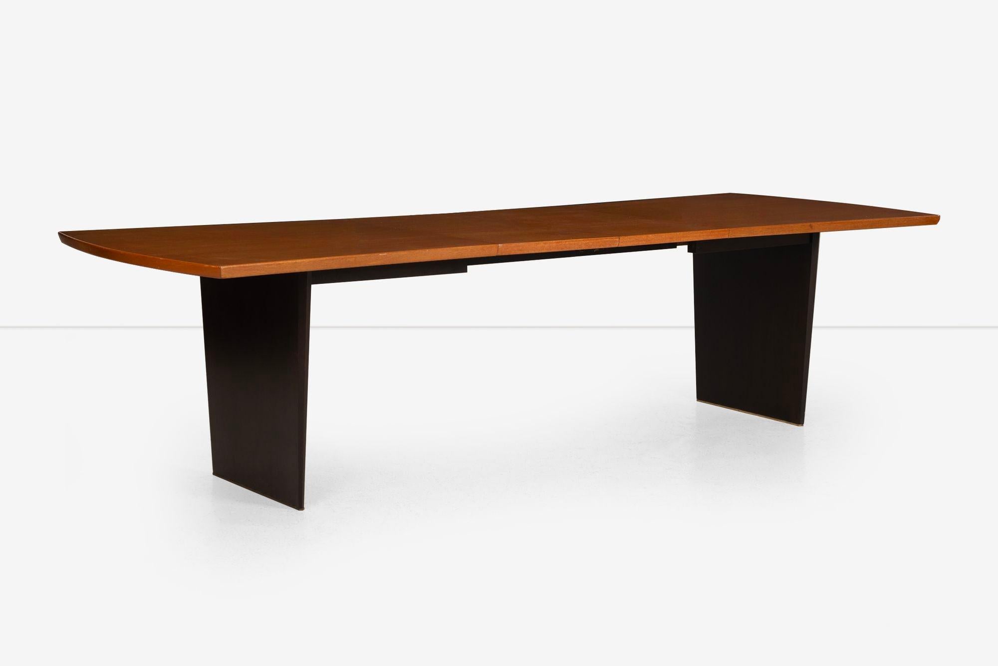 Table de salle à manger Harvey Probber Bow Tie (1955)
Conçu pour Harvey Probber, Inc.
MATERIAL : Bord en acajou, centre en bois de teck, pieds en laiton
Dimensions : 29