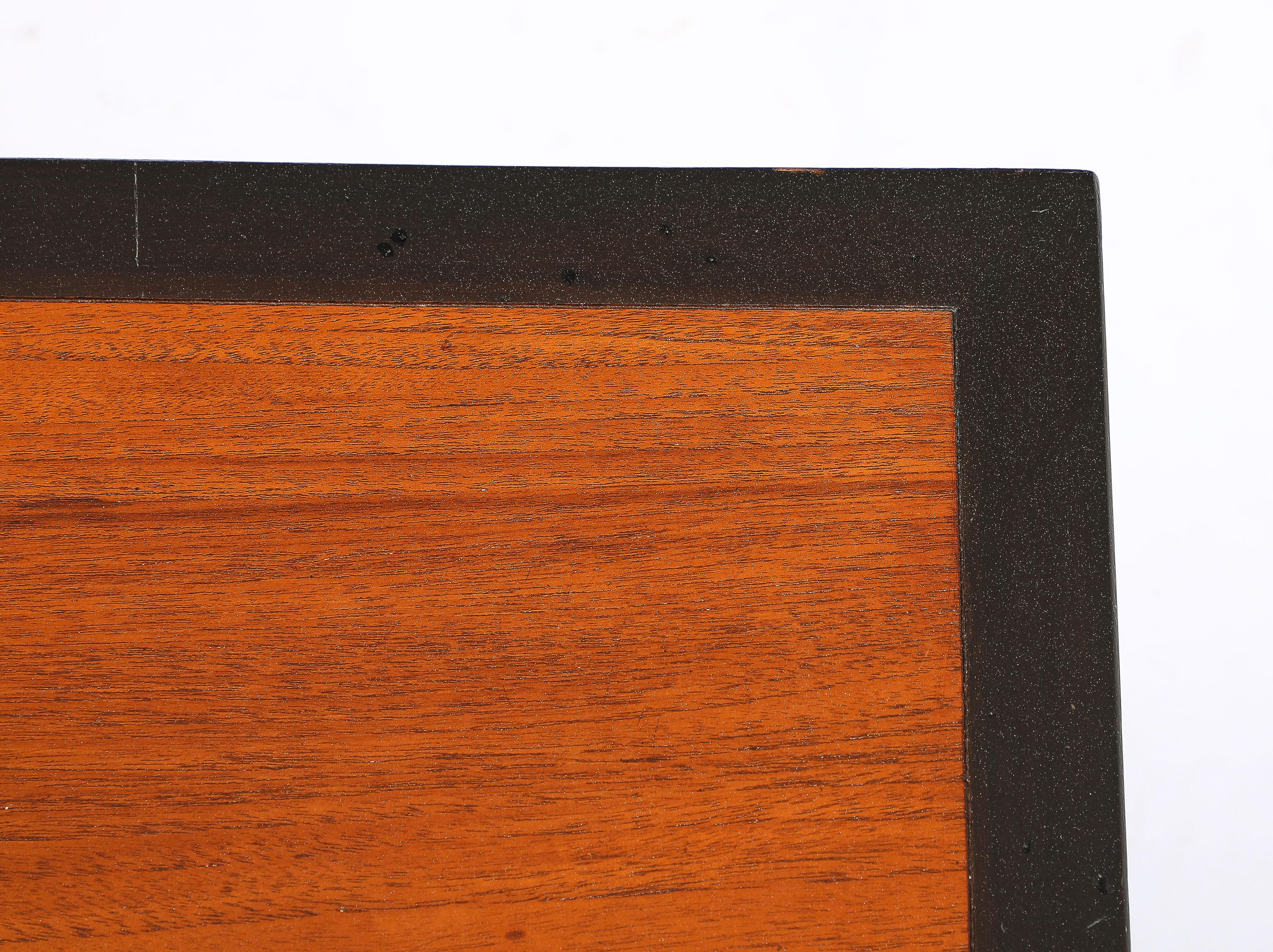 Paire de tables d'appoint en noyer avec un seul tiroir par Harvey Probber en noyer bicolore et accent en laiton.