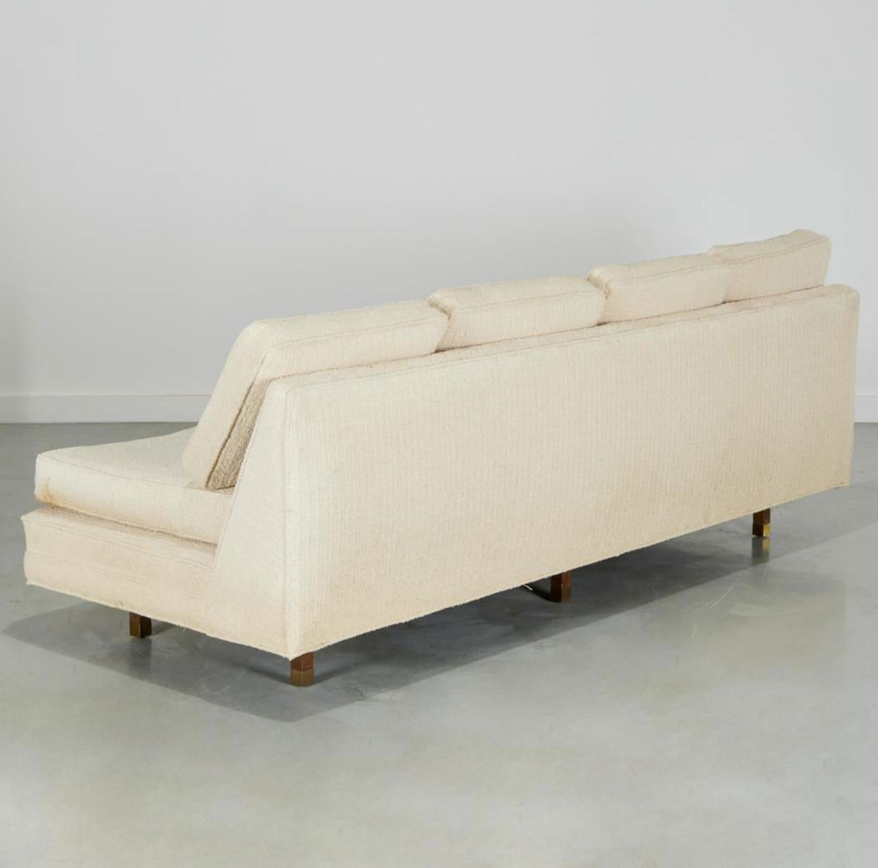 Fantastisches viersitziges Sofa mit langem Einzelsitzkissen von Harvey Probber. Lose vierteilige Rückenkissen und Beine aus Nussbaumholz mit Messing-Sabots. Großartige 