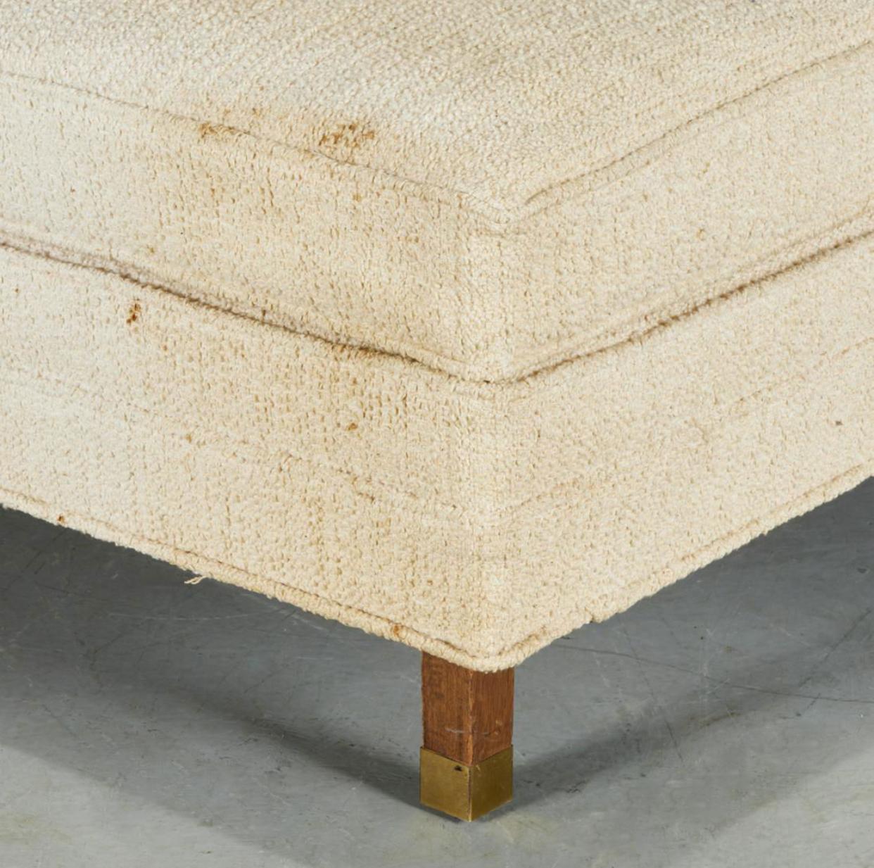 Harvey Probber Viersitzer-Sofa mit passender Ottomane. Kandidat für eine Neupolsterung. im Zustand „Gut“ im Angebot in Chicago, IL