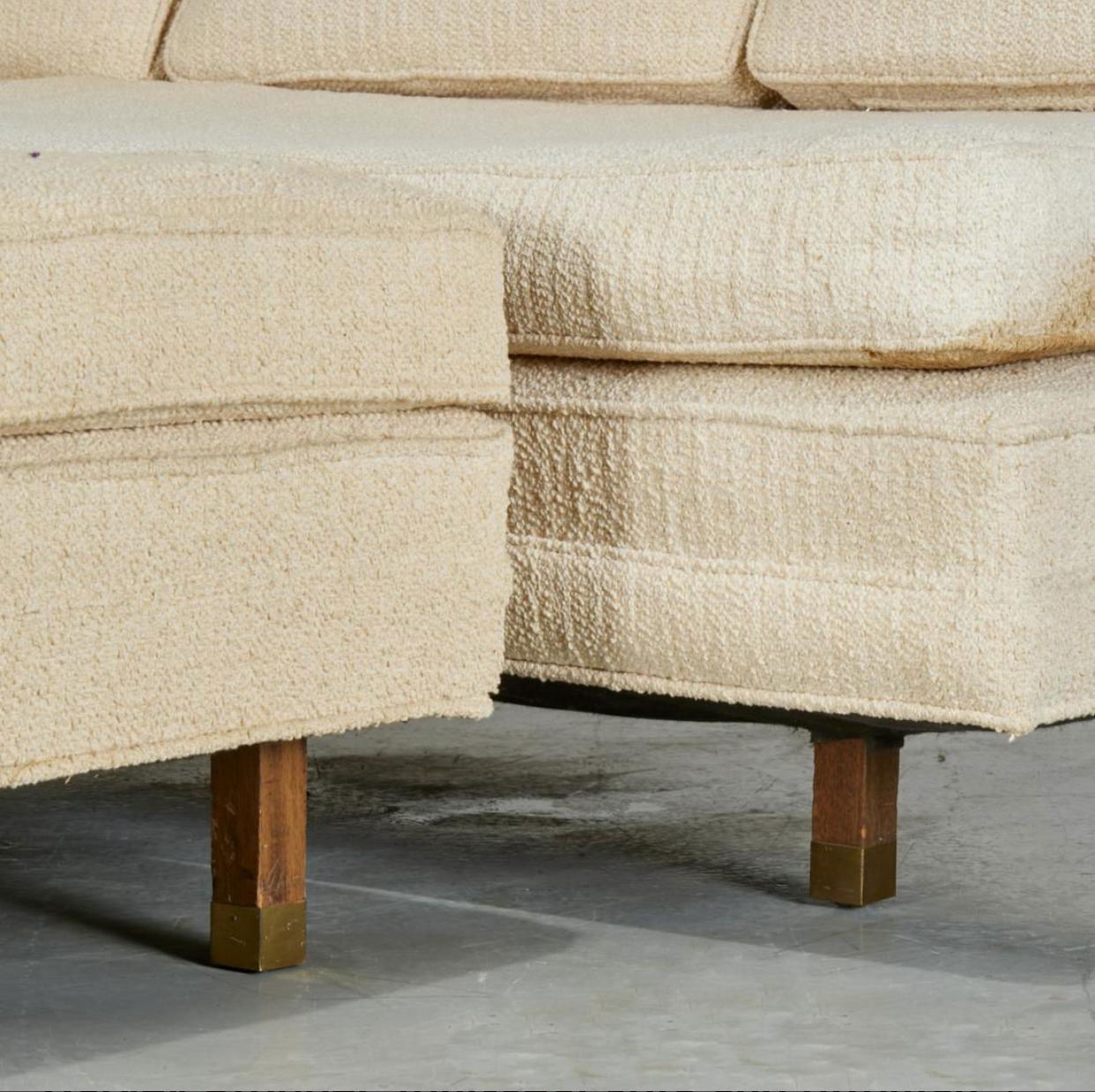 Harvey Probber Viersitzer-Sofa mit passender Ottomane. Kandidat für eine Neupolsterung. (Mitte des 20. Jahrhunderts) im Angebot