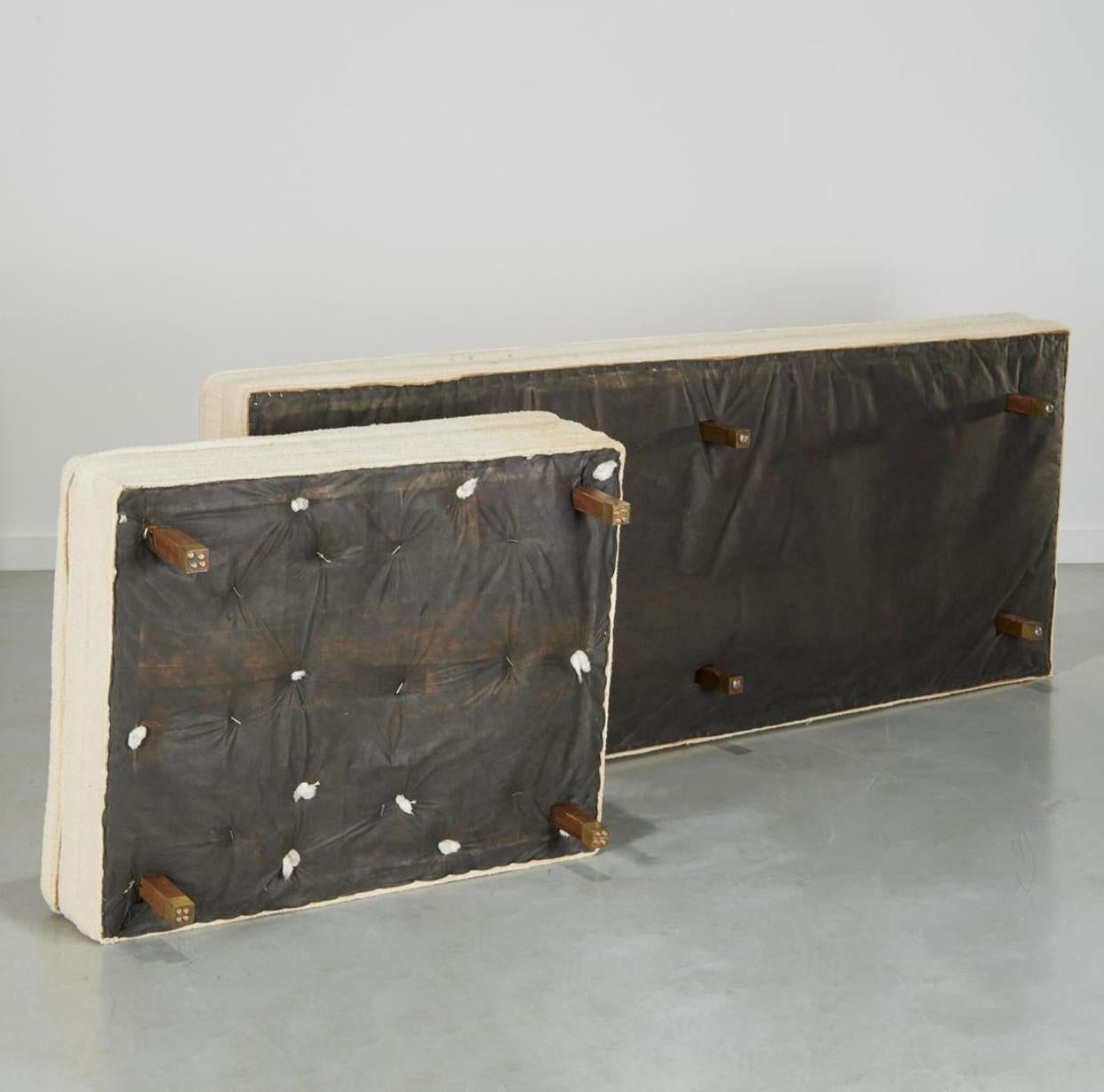 Harvey Probber Viersitzer-Sofa mit passender Ottomane. Kandidat für eine Neupolsterung. (Messing) im Angebot