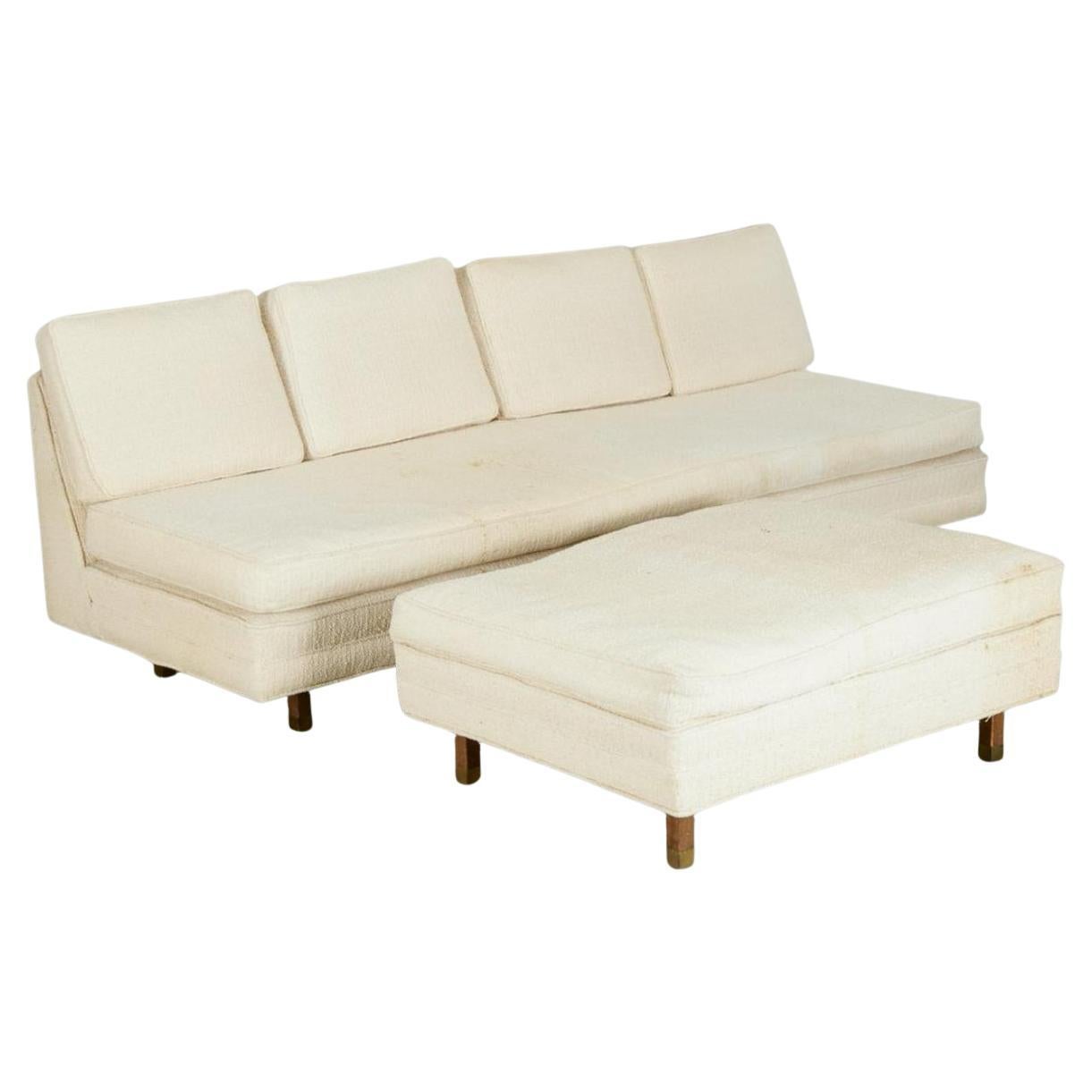 Harvey Probber Viersitzer-Sofa mit passender Ottomane. Kandidat für eine Neupolsterung. im Angebot