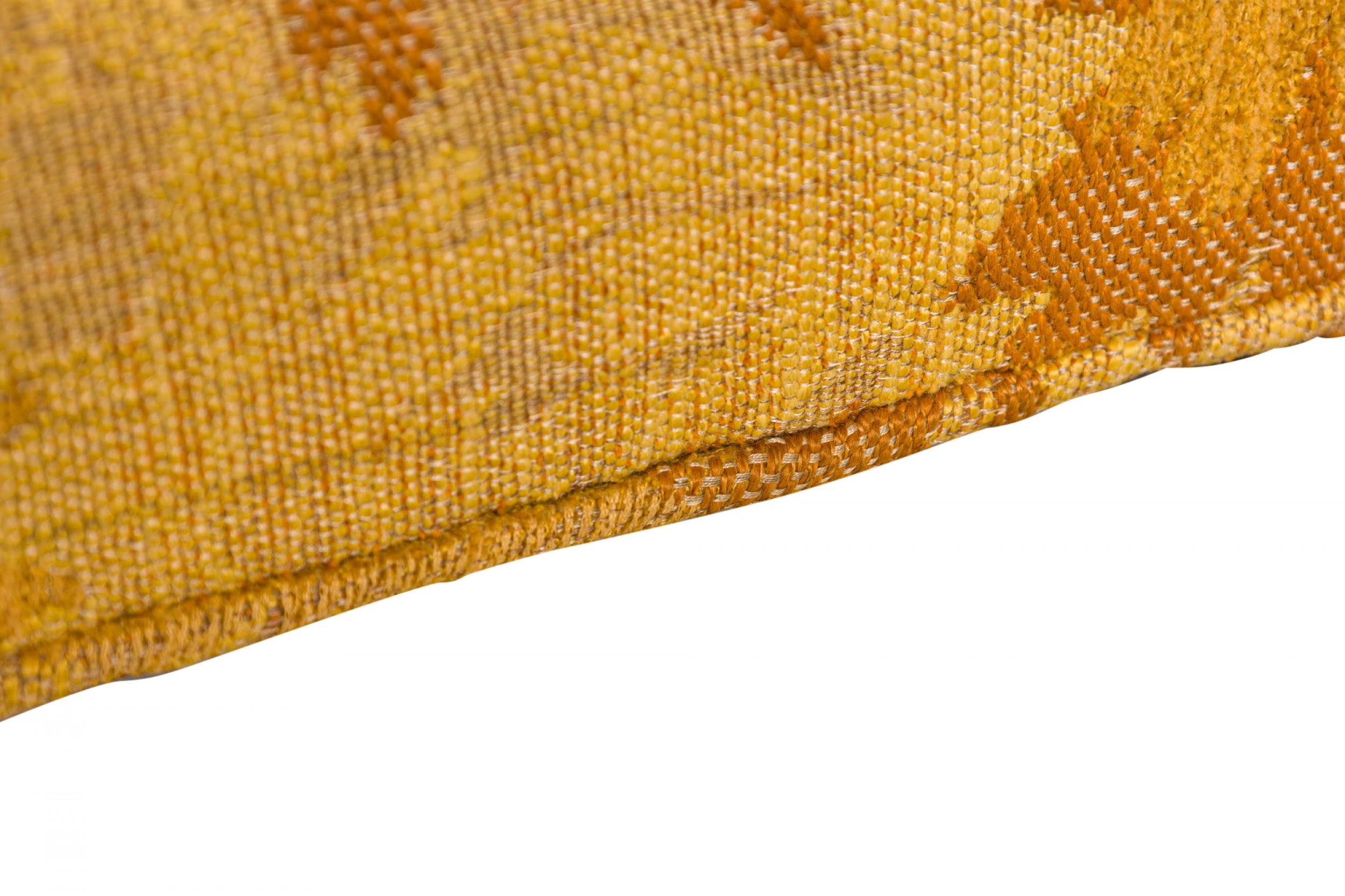Bois Canapé à base à oreilles Harvey Probber tapissé de motifs dorés et orange en vente