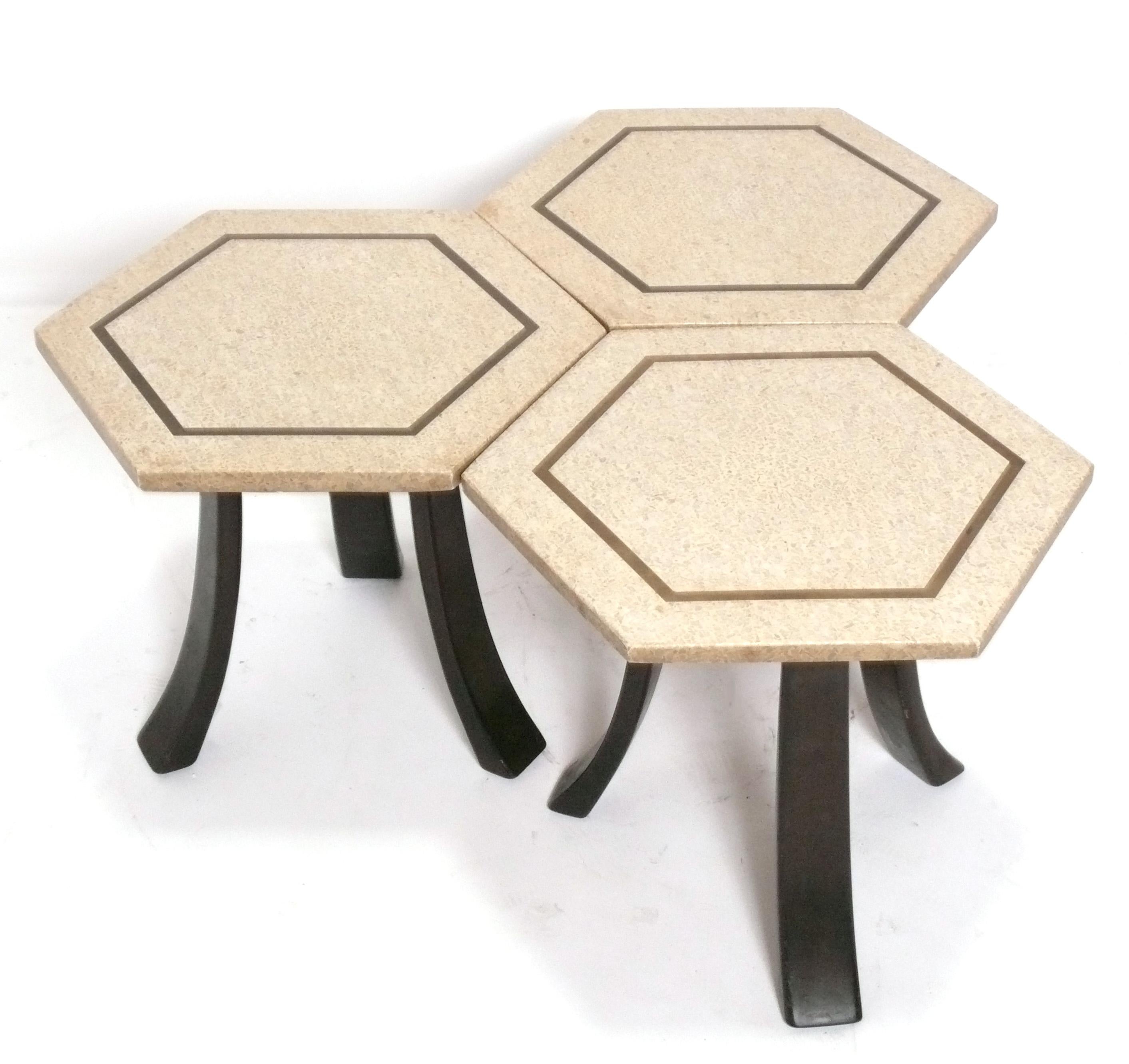 Ensemble de trois tables hexagonales à plateau en terrazzo, conçu par Harvey Probber, américain, vers les années 1960. De taille polyvalente, elles peuvent être utilisées comme tables d'appoint ou d'appoint, ou placées ensemble pour former une table