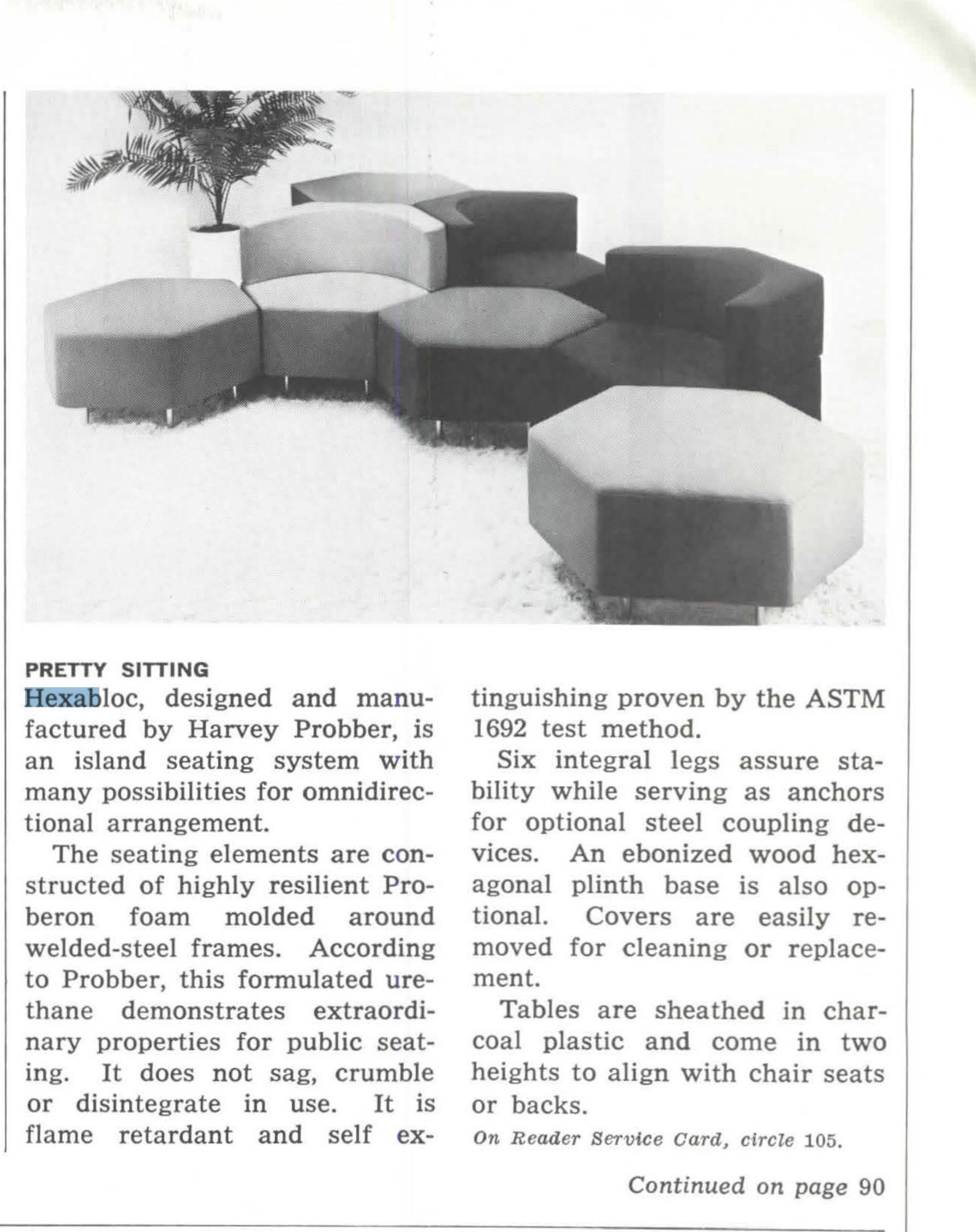 Chaise hexagonale originale conçue par Harvey Probber pour son système de sièges en îlots Hexabloc, avec de nombreuses possibilités d'agencement omnidirectionnel.
Fabriqué en mousse 