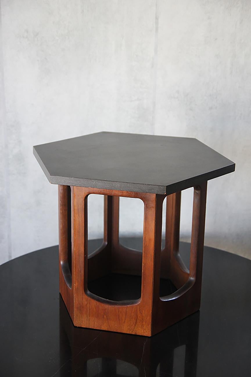 Table du milieu du siècle par Harvey Probber. Forme hexagonale avec dessus gris foncé. Fabriqué en bois de teck. 