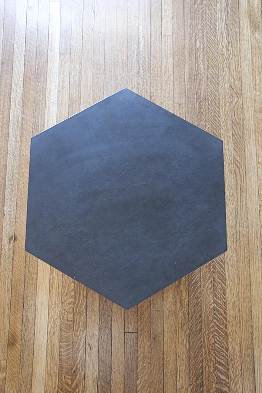 Milieu du XXe siècle Table d'appoint hexagonale Harvey Probber.  en vente