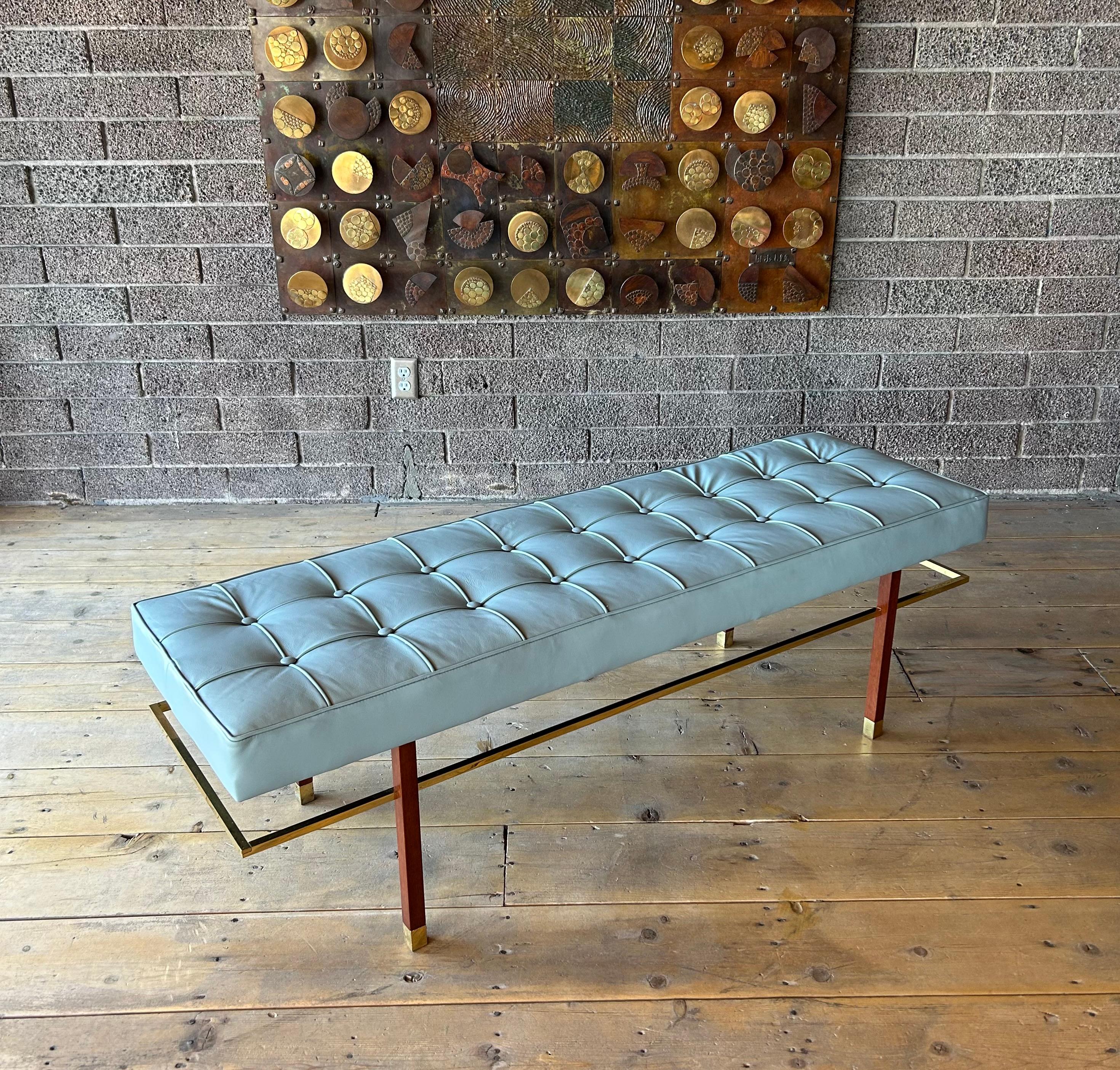 Mid-Century Modern Banc Harvey Probber en cuir et laiton en vente