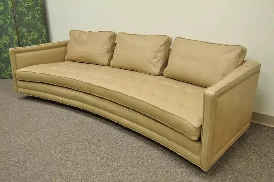 Harvey Probber Sofá moderno de mediados de siglo en piel beige con botones curvados largos en venta 3