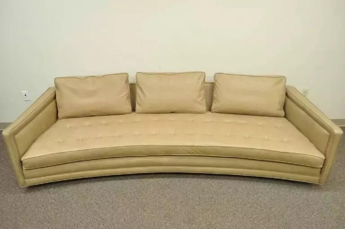 Sofá moderno de mediados de siglo Harvey Probber de cuero beige con botones curvados largos. El artículo presenta líneas limpias y modernas, cojines sueltos, estructura flotante curvada de madera maciza elevada sobre patas de madera. Mediados del
