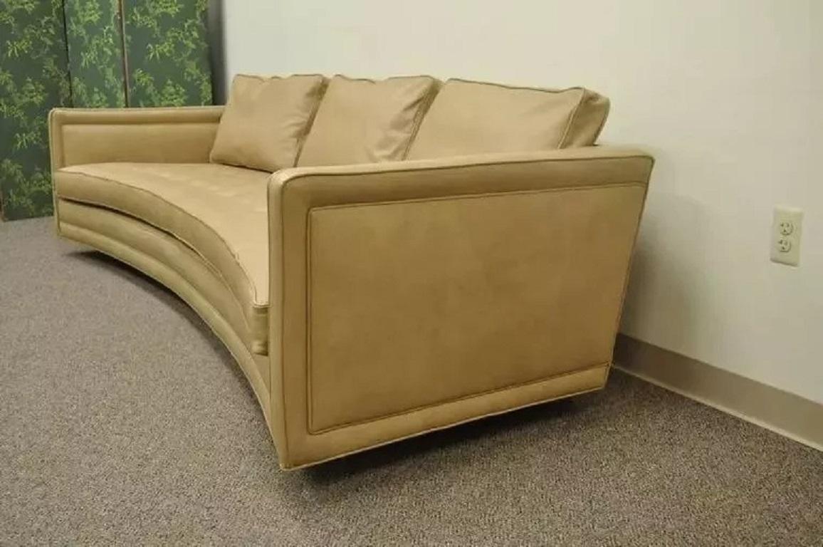 Harvey Probber Sofá moderno de mediados de siglo en piel beige con botones curvados largos Moderno de mediados de siglo en venta