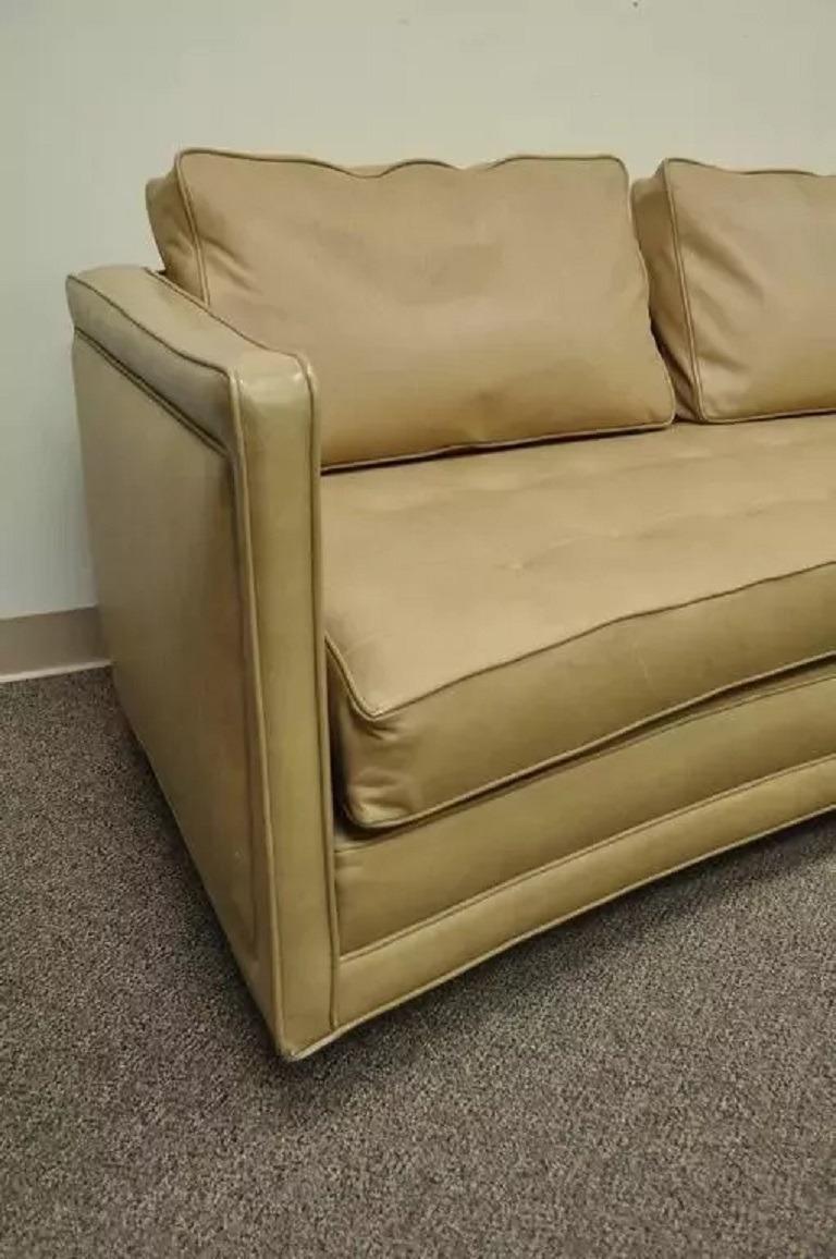 Harvey Probber Sofá moderno de mediados de siglo en piel beige con botones curvados largos en Bueno estado para la venta en Philadelphia, PA