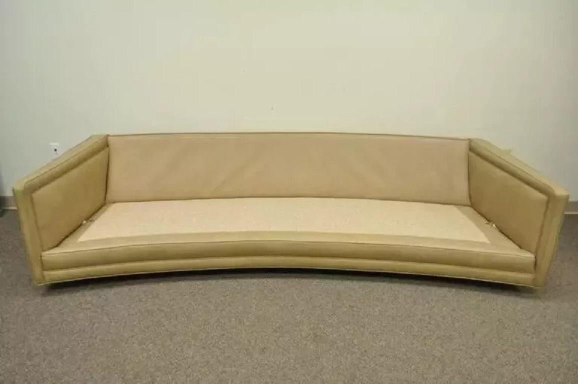 Harvey Probber Sofá moderno de mediados de siglo en piel beige con botones curvados largos siglo XX en venta