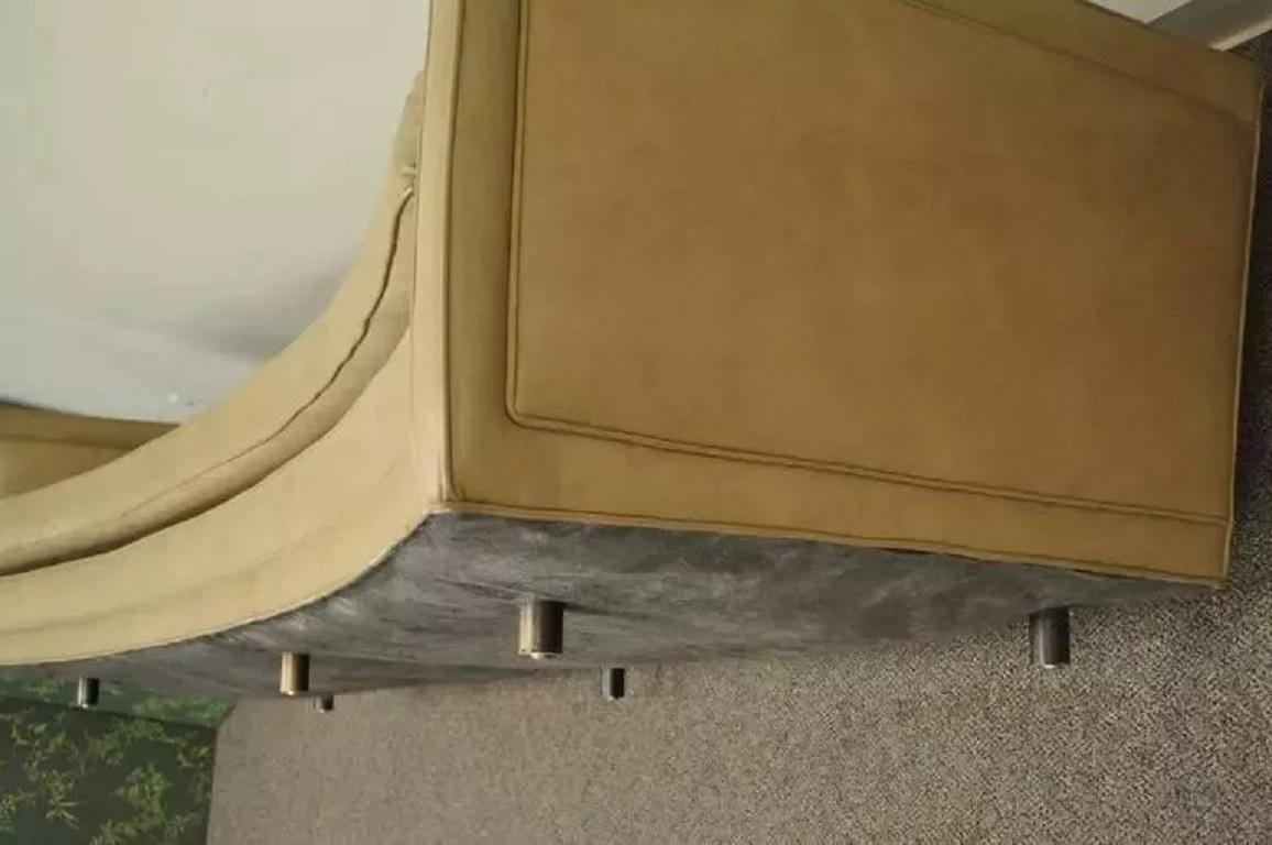 Harvey Probber Sofá moderno de mediados de siglo en piel beige con botones curvados largos en venta 2