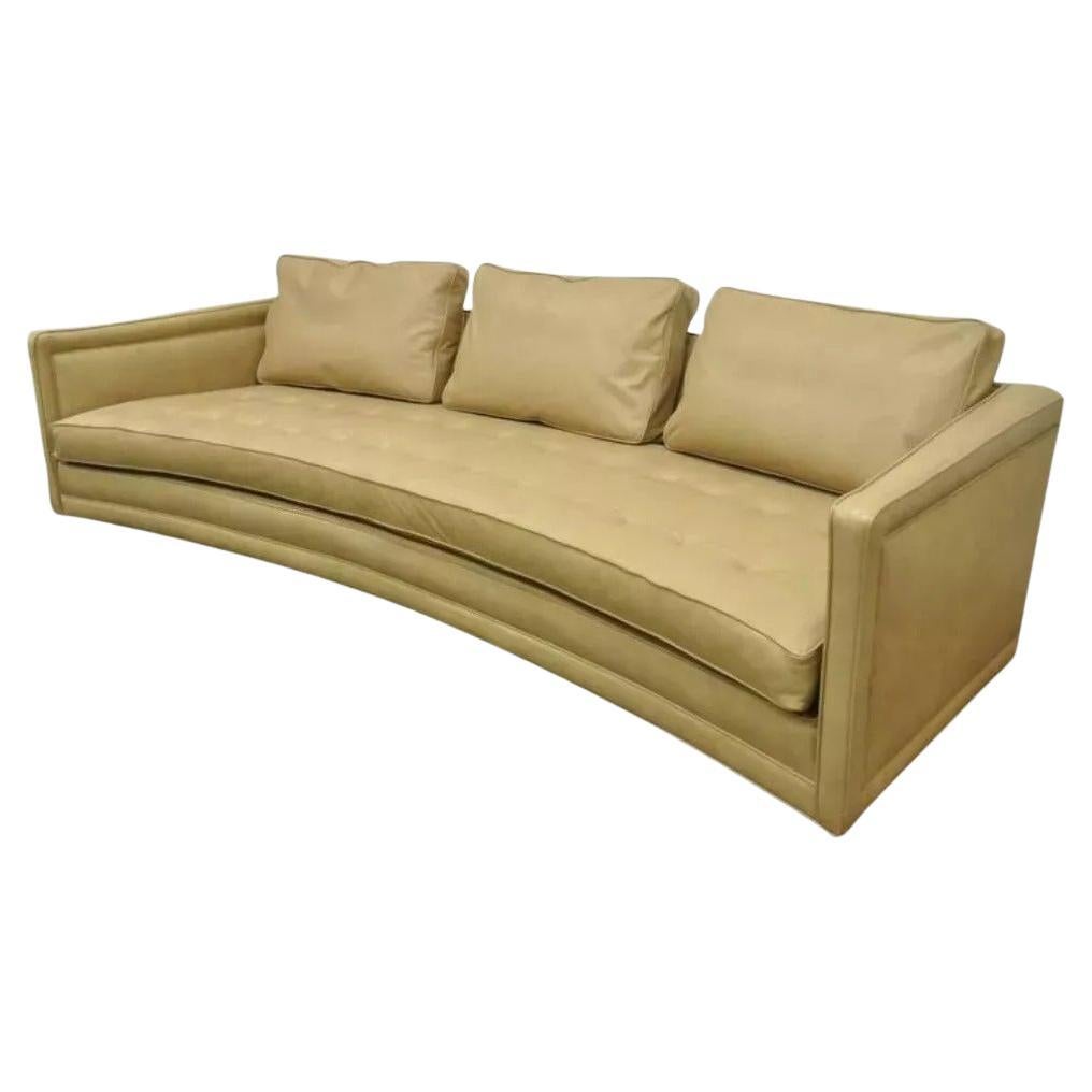 Harvey Probber Langes geschwungenes Sofa aus getuftetem, beigefarbenem Leder mit Knopfleiste Mid-Modern-Sofa