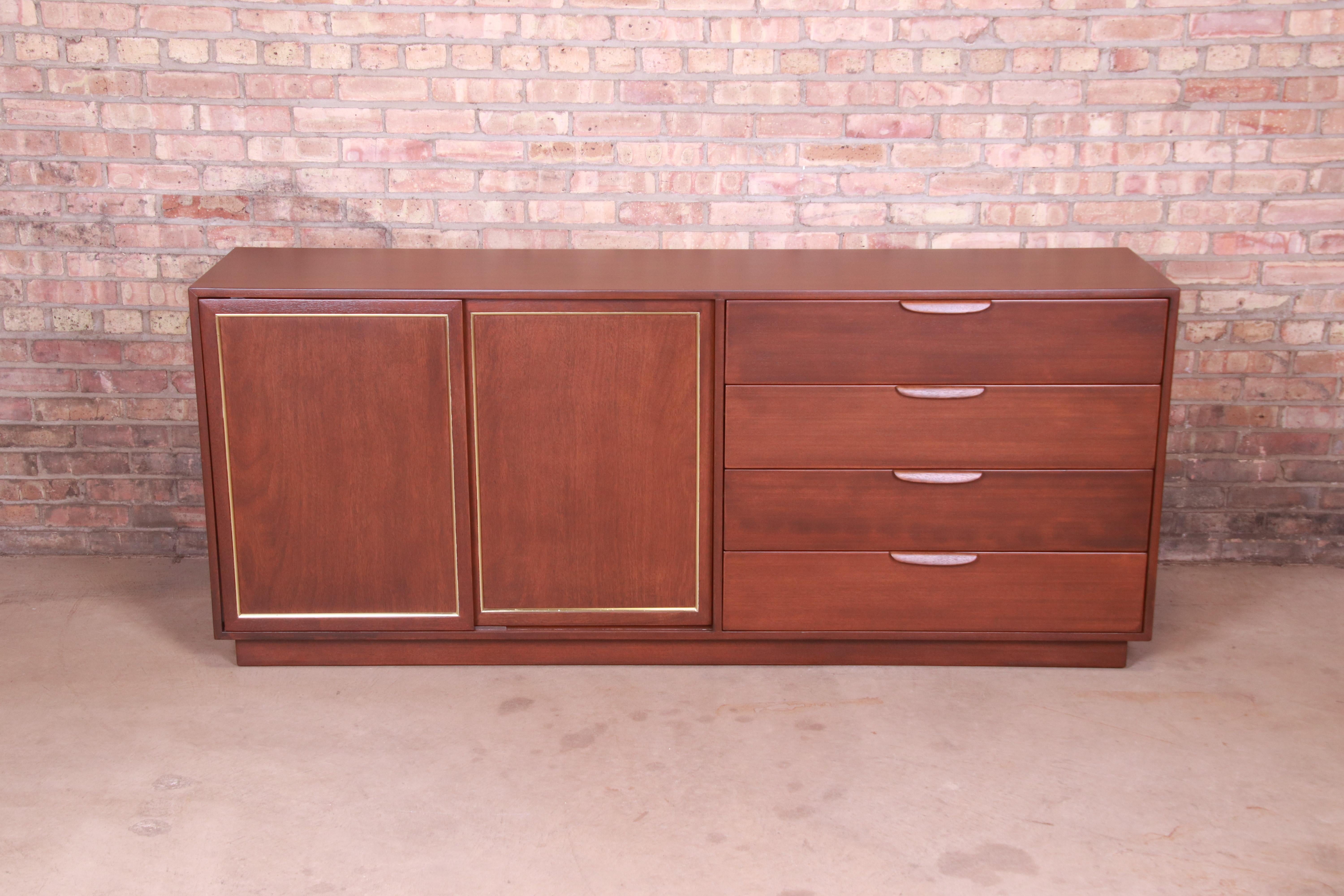 An outstanding Mid-Century Modern sideboard, credenza, or bar cabinet

By Harvey Probber

USA, 1950s

Mahogany, with brass trim.

Measures: 77.25