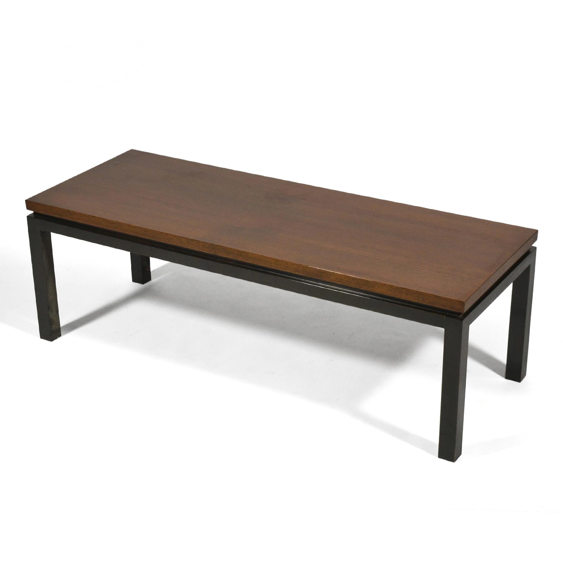 Une forme simple avec des détails subtils, cette table basse de Harvey Probber a un plateau en acajou qui flotte au-dessus de la base noire grâce à un révélateur mince.

16 
