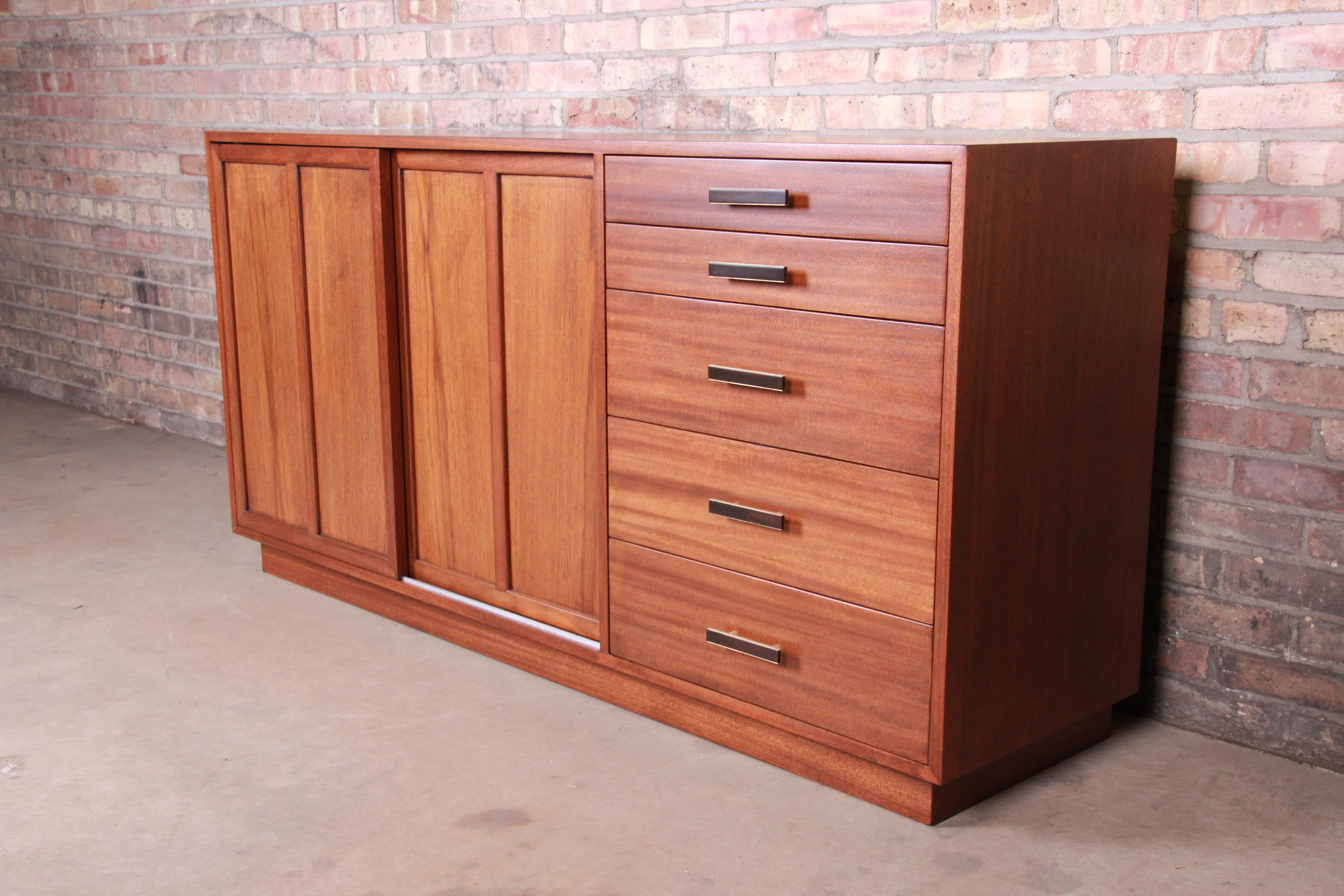 An exceptional Mid-Century Modern sideboard credenza or bar cabinet

By Harvey Probber

USA, 1960s

Book-matched mahogany, with original brass and dark mahogany hardware.

Measures: 65.25