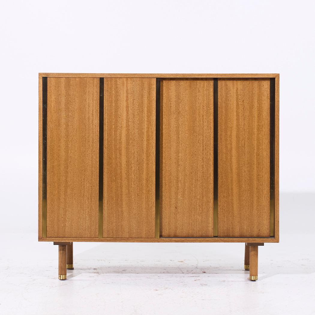 Credenza Harvey Probber de latón y caoba de mediados de siglo

Este aparador mide 42 de ancho x 17,75 de fondo x 36,75 pulgadas de alto

Todos los muebles pueden adquirirse en lo que denominamos estado vintage restaurado. Esto significa que la pieza