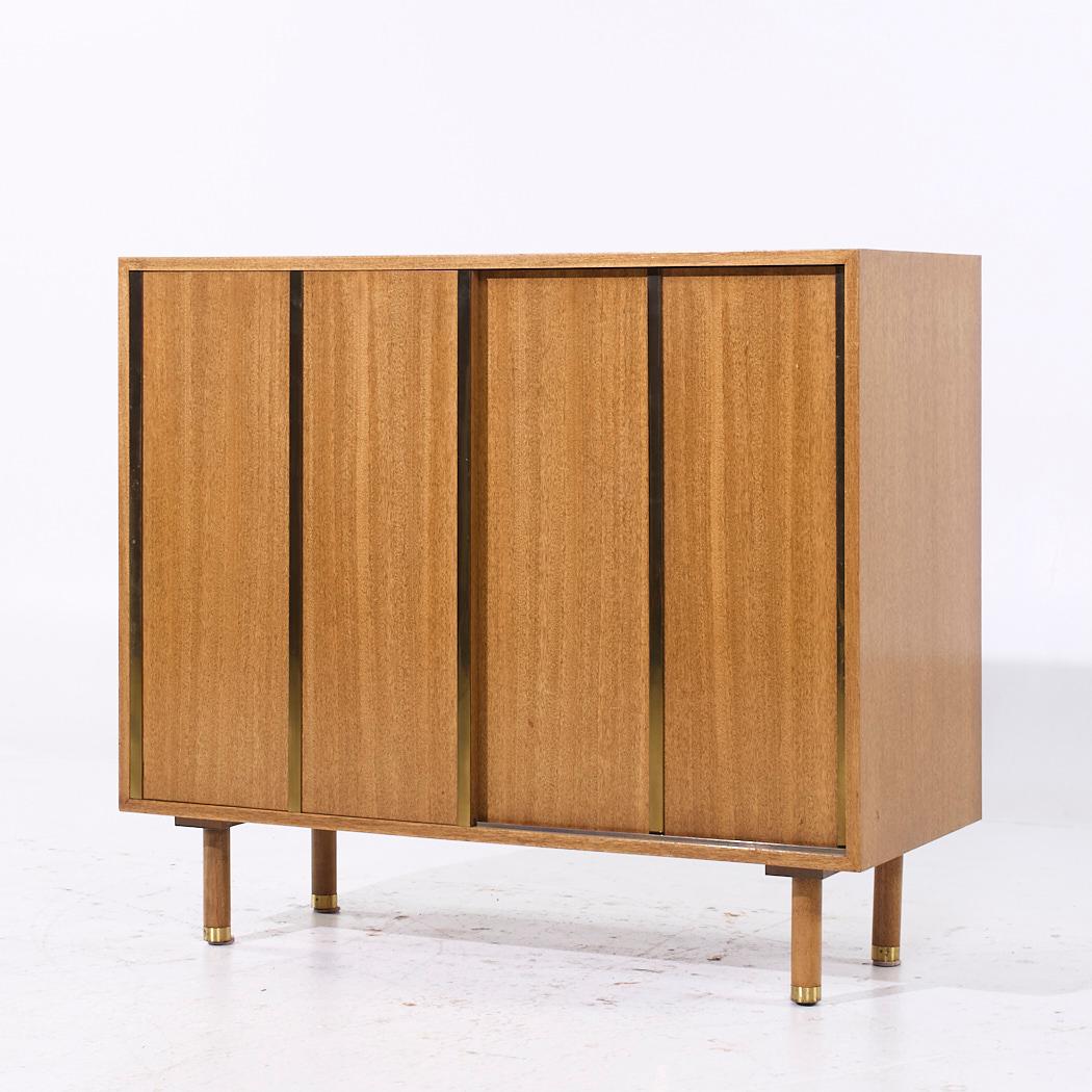 Credenza Harvey Probber de latón y caoba de mediados de siglo Moderno de mediados de siglo en venta