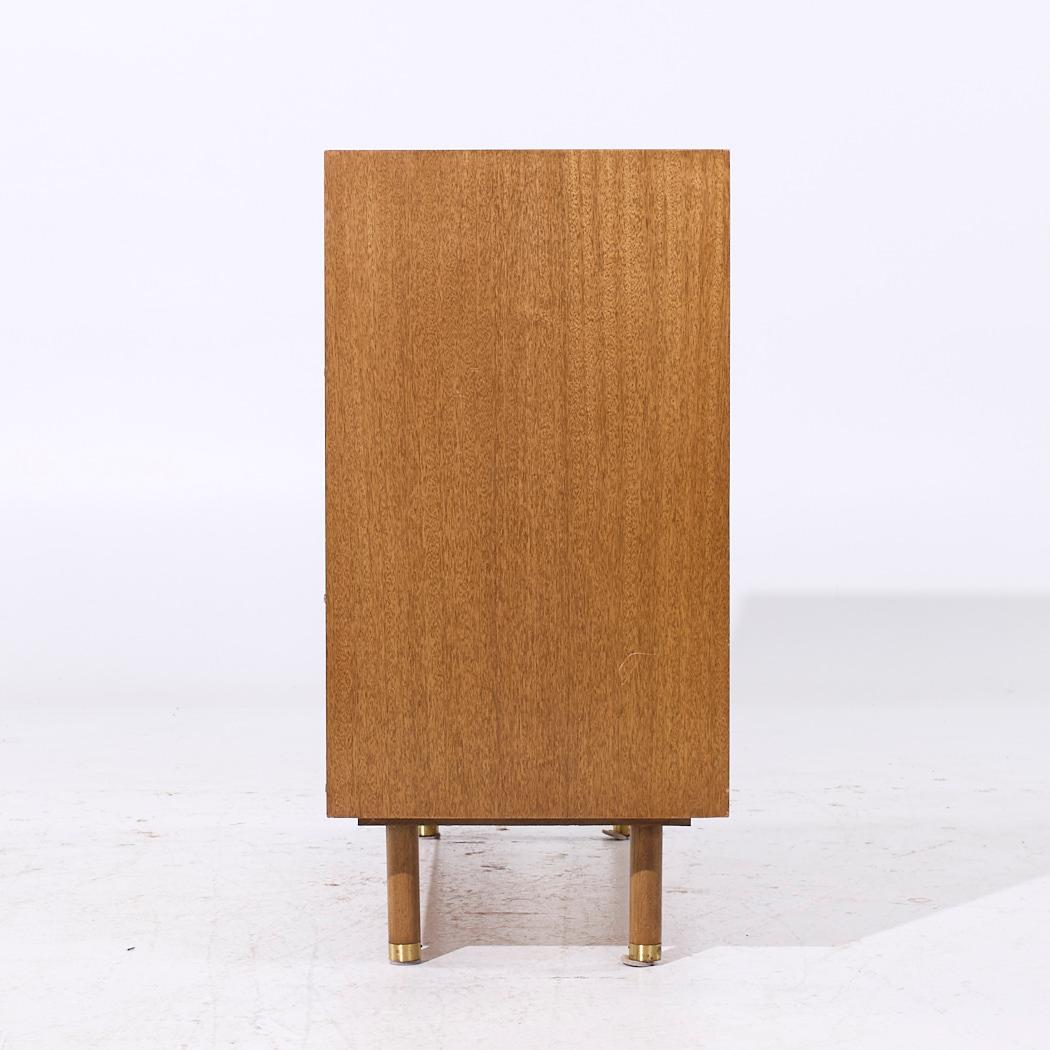 Credenza Harvey Probber de latón y caoba de mediados de siglo Estadounidense en venta