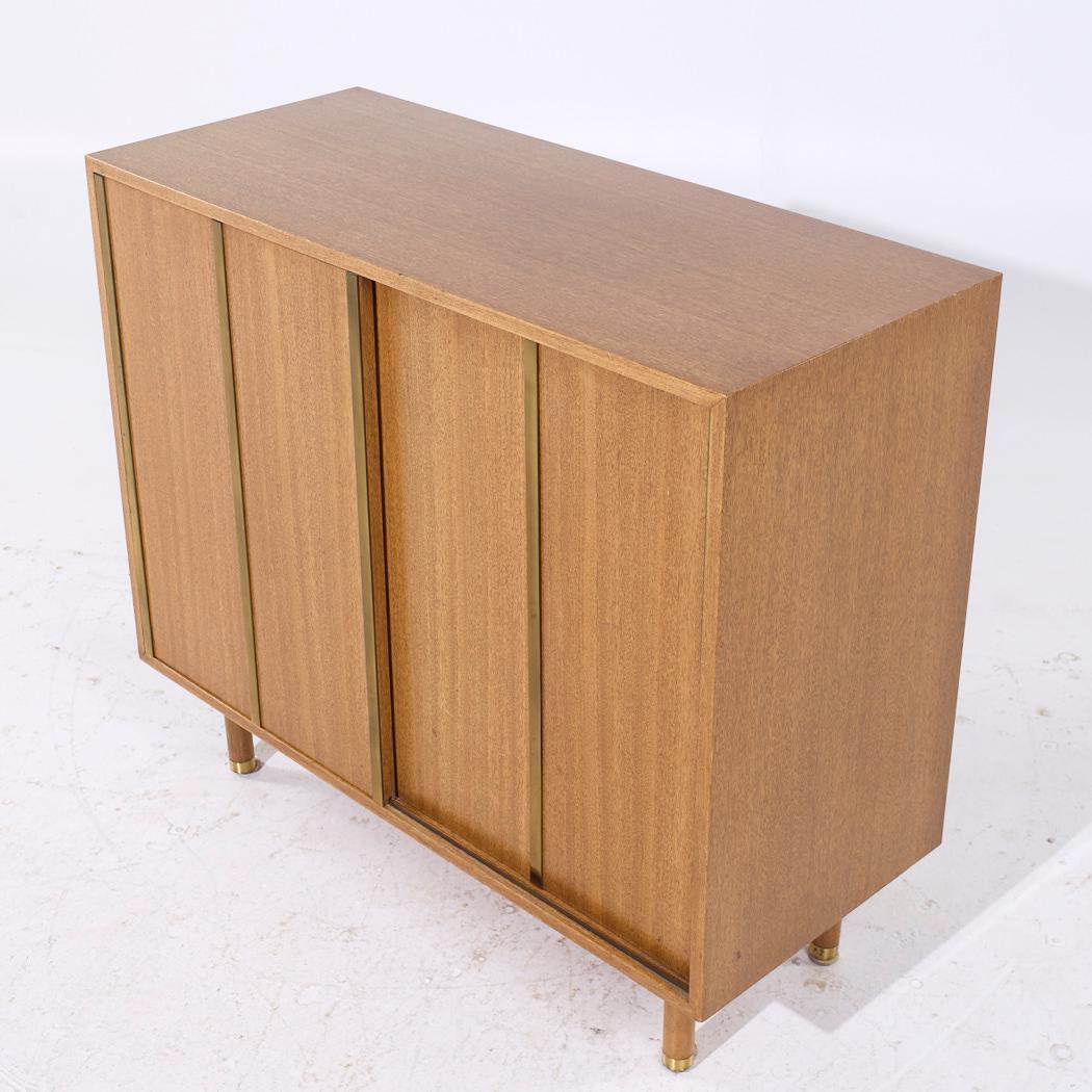 Credenza Harvey Probber de latón y caoba de mediados de siglo finales del siglo XX en venta