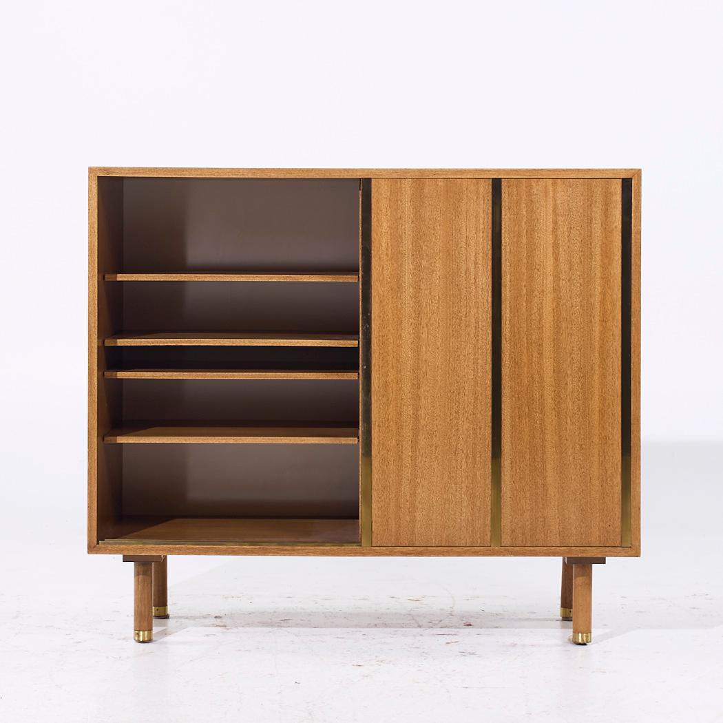 Credenza Harvey Probber de latón y caoba de mediados de siglo Caoba en venta